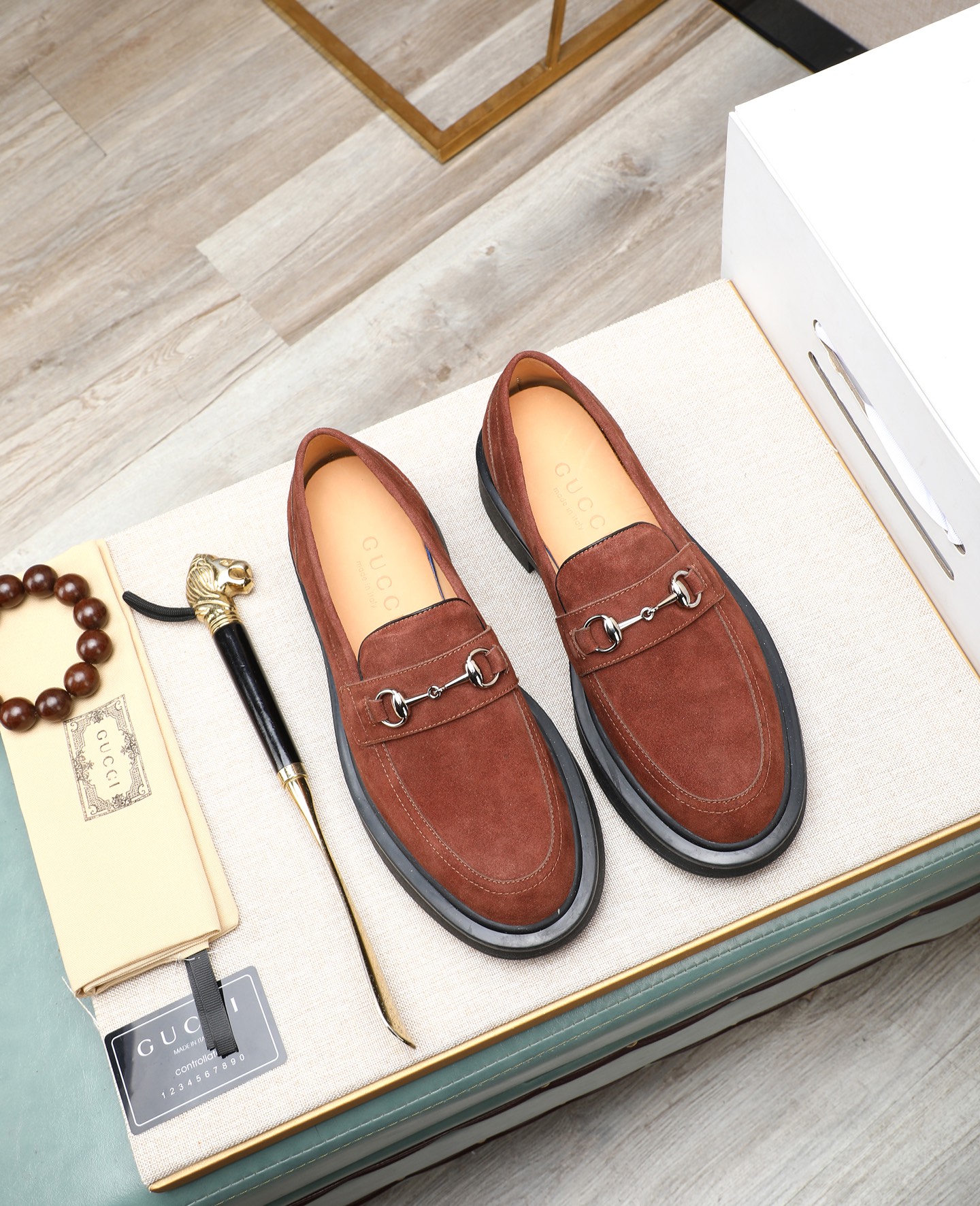 NO:690191,(High-end, all cowhide) GUCCI high-end formal leather shoes, original imported fabrics from Italy, cowhide lining, original hardware. I believe you will be impressed from the first moment you see it. The avant-garde atmosphere can no longer fully interpret its elegance. AAA grade rubber outsole, super comfortable. The original last from the counter guarantees its original version and quality. The simple upper ensures its comfort and breathability. Only a pair of truly good shoes has its own unique soul. Famed quality and correct size.  38-44(45 customized),,gucci,cowhide19860909(高端 全牛里）GUCCI高端正装皮鞋 意大利原版进口面料 牛皮内里 原版五金 相信从您见到它的第一眼起就会有眼前一亮的感觉 大气前卫已经不能完全诠释了它的优雅 AAA级橡胶大底 超舒适 专柜原版套楦 保证了其原有版型及品质 鞋面简约 保证了其舒适及透气性 一双真正的好鞋才有它特有的灵魂 名门品质 正码 38-44(45 订做),,gucci,cowhide,Men's shoes