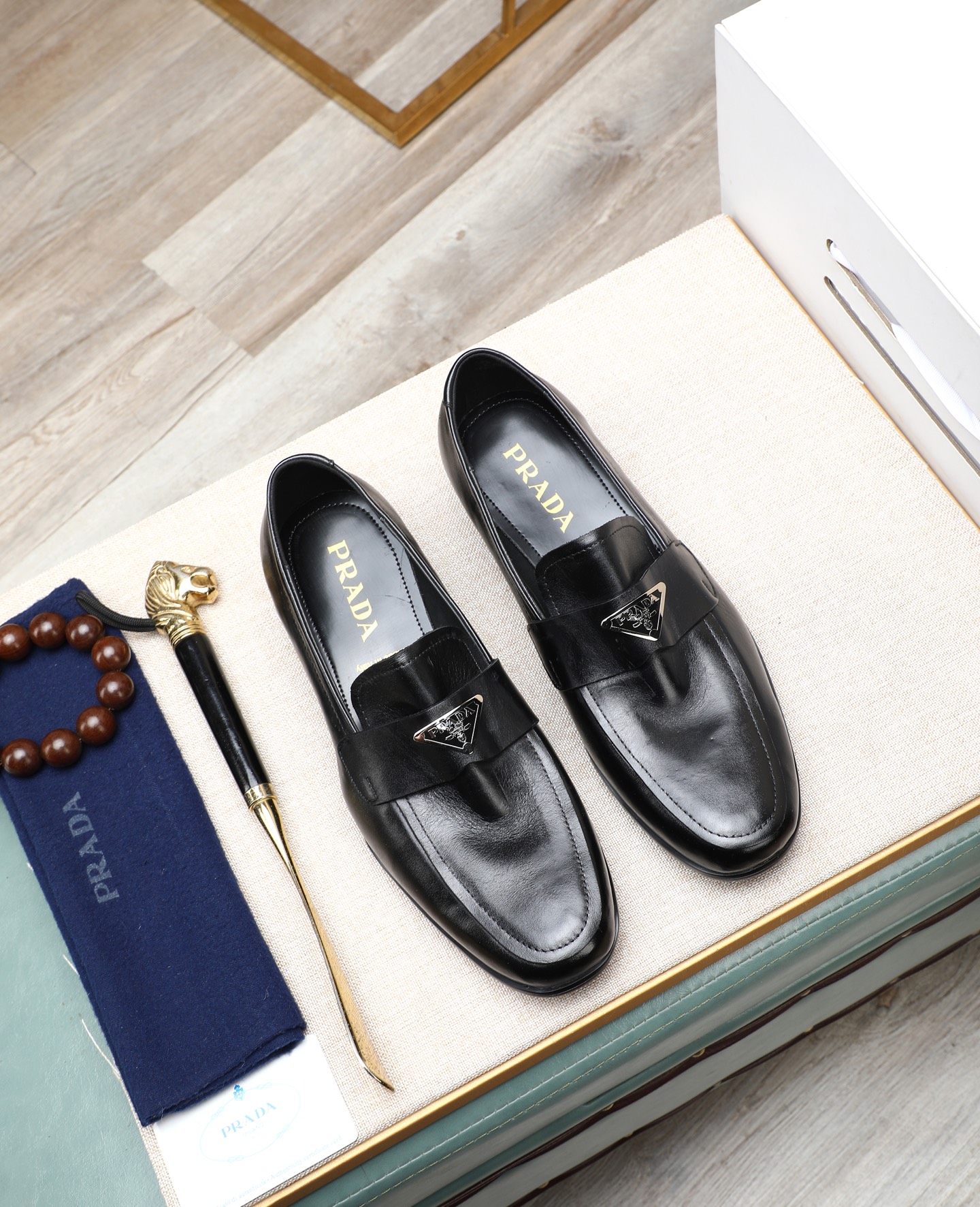 NO:690193,[Prada~] Men's casual formal leather shoes are on sale simultaneously in 2026z cabinets. Size: 38-44#. 6 colors. The upper is made of cowhide and stitched with cowhide lining. It is comfortable and breathable. The original sole is comfortable and wear-resistant. The real thing is better when photographed in person. Prada, cowhide19860909【普拉达～】男士休闲正装皮鞋 2026z柜同步发售 码数:38-44# 6个颜色鞋面选用牛皮拼接牛皮内里,舒适透气,鞋底原版舒适耐磨大底,实物拍摄实物更赞,,prada,cowhide,Men's shoes