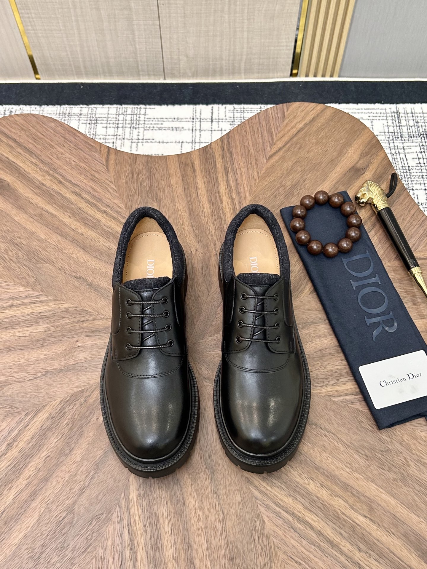 NO:779733,Top version of water-dyed cowhide, original quality Dior - Dior original purchase, high-end business leather shoes, the fabric is made of open-edge beaded cowhide material imported from Italy, water-dyed cowhide/cowhide feet are specially provided with original high-end foam outsole, fine workmanship, real thing ^_^ Photographed size 39-44 (38.45 custom-made) (with full set of packaging), dior, dior, cowhide19860909顶级版本 水染牛里 原单品质Dior —.迪奥 原单代购、高端商务皮鞋、面料采用意大利进口开边珠牛皮料水染牛里/牛皮垫脚特供原版高端发泡大底、做工精细、实物^_^拍摄size39-44（38.45定做）（配全套包装）,,dior,dior,cowhide,Men's shoes