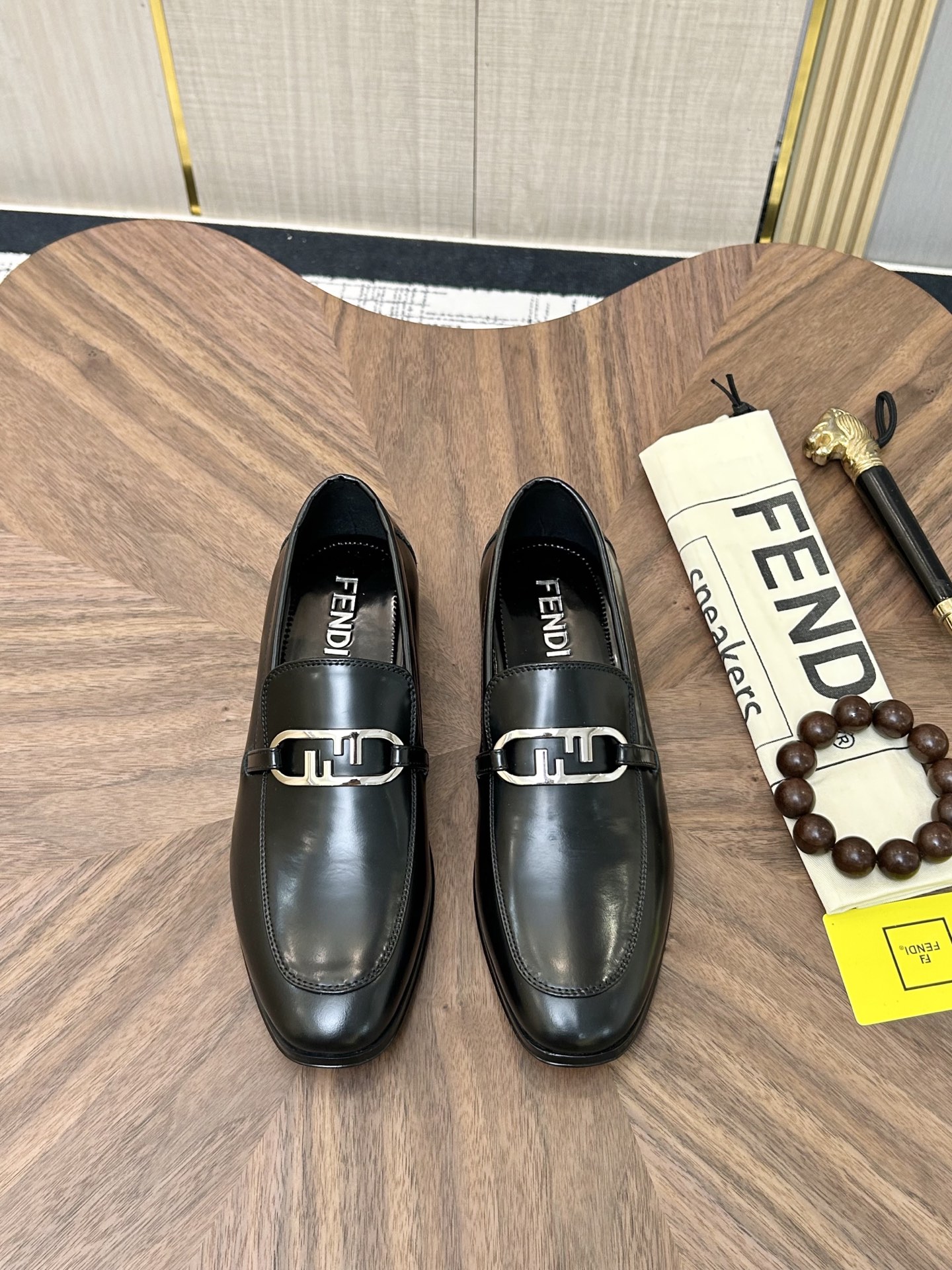 NO:779716,Water-dyed cowhide, the latest FENDI (Fendi) new casual leather shoes, simple routing effect, showing an elegant and cool driving shoe. Made of Italian imported calfskin + first-layer water-dyed cowhide lining, excellent workmanship, comfortable on the feet. It shows taste and temperament with any outfit, low-key luxury design, simple and elegant, noble and fashionable, loved and favored by trendy men. Size38-44 (45  46 customized) full set of packaging,,fendi,fendi,cowhide19860909水染牛里 最新款 FENDI（芬迪）新款休闲皮鞋 简约的走线效果,呈现出大气优雅且炫酷的驾车鞋 采用意大利进口小牛皮+头层水染牛皮内里材质精良做工细致 脚感舒适.搭配任意着装都尽显品位、气质,低调奢华设计简约大气 高贵时尚备受潮流男士的喜爱与青睐Size38-44（45 46定做）全套包装,,fendi,fendi,cowhide,Men's shoes