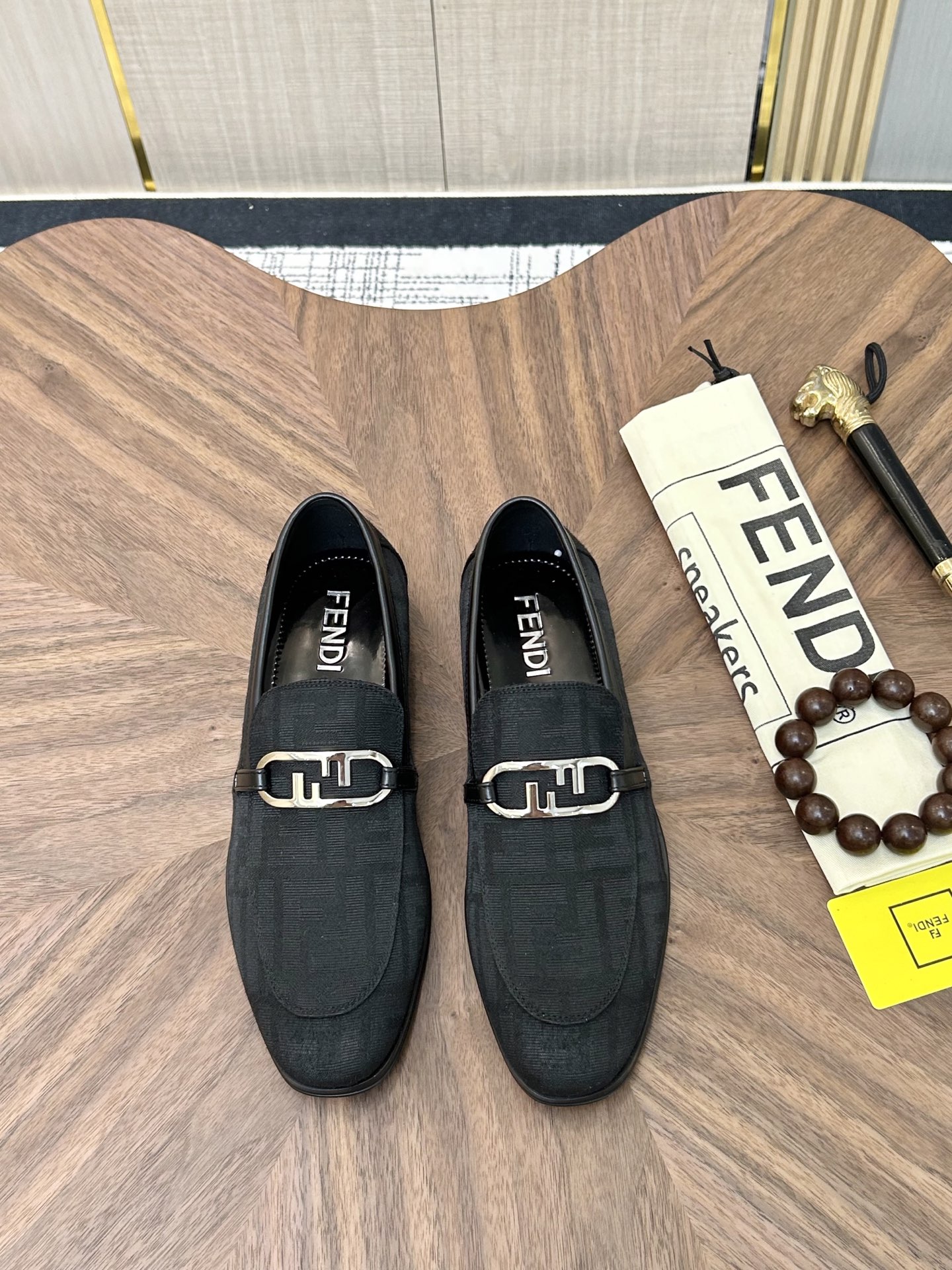 NO:779721,Water-dyed cowhide, the latest FENDI (Fendi) new casual leather shoes. Simple routing effect, showing an elegant and cool driving shoe. Made of original Italian fabric + first-layer water-dyed cowhide lining, excellent workmanship and meticulous comfort. It shows taste and temperament with any outfit. The low-key luxury design is simple and elegant. Noble and fashionable, it is loved and favored by trendy men. Size38-44 (45  46 customized) full set of packaging,,fendi,fendi,cowhide19860909水染牛里 最新款 FENDI（芬迪）新款休闲皮鞋 简约的走线效果,呈现出大气优雅且炫酷的驾车鞋 采用意大利原版面料+头层水染牛皮内里材质精良做工细致 脚感舒适.搭配任意着装都尽显品位、气质,低调奢华设计简约大气 高贵时尚备受潮流男士的喜爱与青睐Size38-44（45 46定做）全套包装,,fendi,fendi,cowhide,Men's shoes