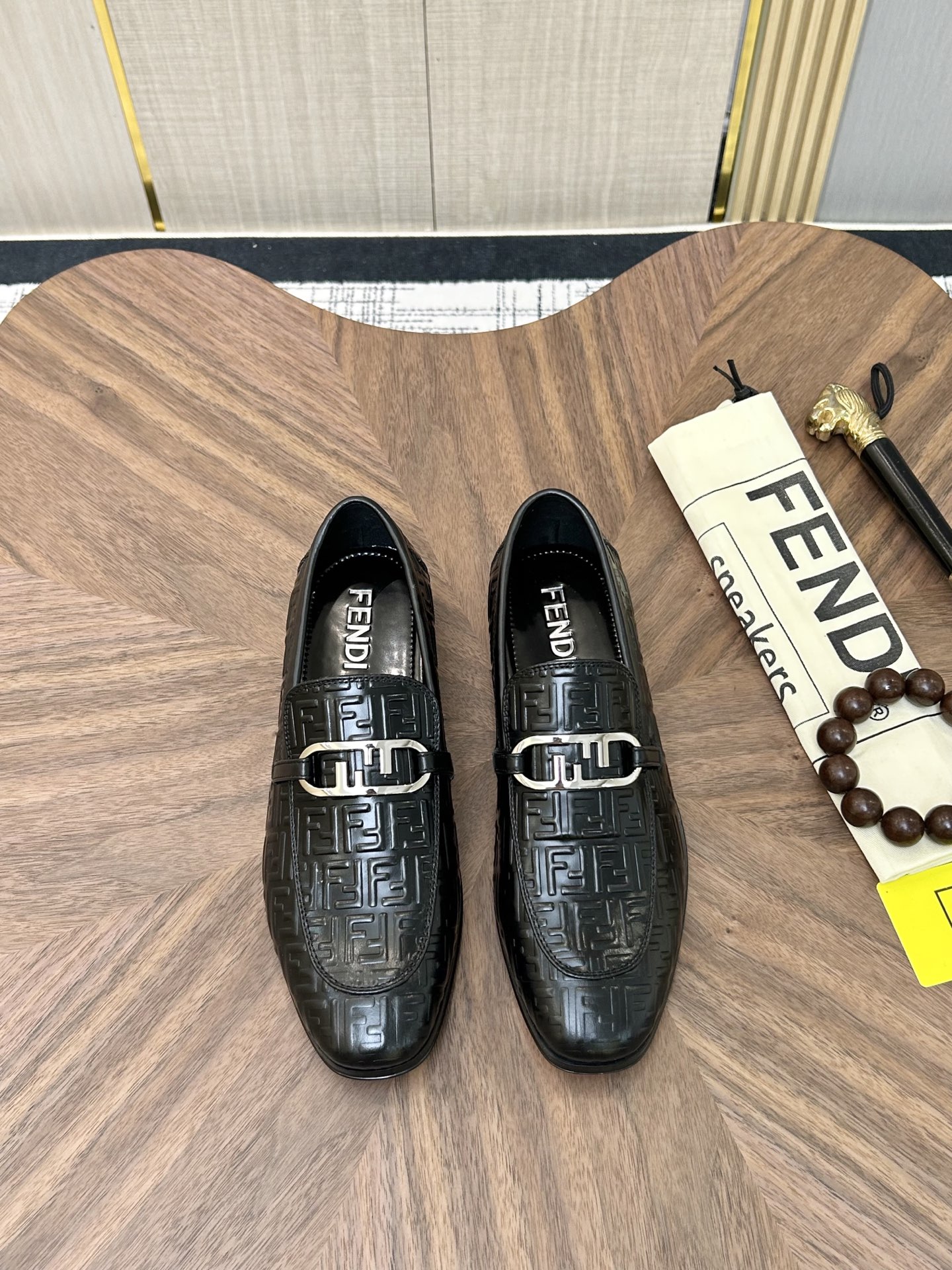 NO:779727,Water-dyed cowhide, the latest FENDI (Fendi) new casual leather shoes, simple routing effect, showing an elegant and cool driving shoe. Made of Italian imported calfskin + first-layer water-dyed cowhide lining, excellent workmanship, comfortable on the feet. It shows taste and temperament with any outfit, low-key luxury design, simple and elegant, noble and fashionable, loved and favored by trendy men. Size38-44 (45  46 customized) full set of packaging,,fendi,fendi,cowhide19860909水染牛里 最新款 FENDI（芬迪）新款休闲皮鞋 简约的走线效果,呈现出大气优雅且炫酷的驾车鞋 采用意大利进口小牛皮+头层水染牛皮内里材质精良做工细致 脚感舒适.搭配任意着装都尽显品位、气质,低调奢华设计简约大气 高贵时尚备受潮流男士的喜爱与青睐Size38-44（45 46定做）全套包装,,fendi,fendi,cowhide,Men's shoes