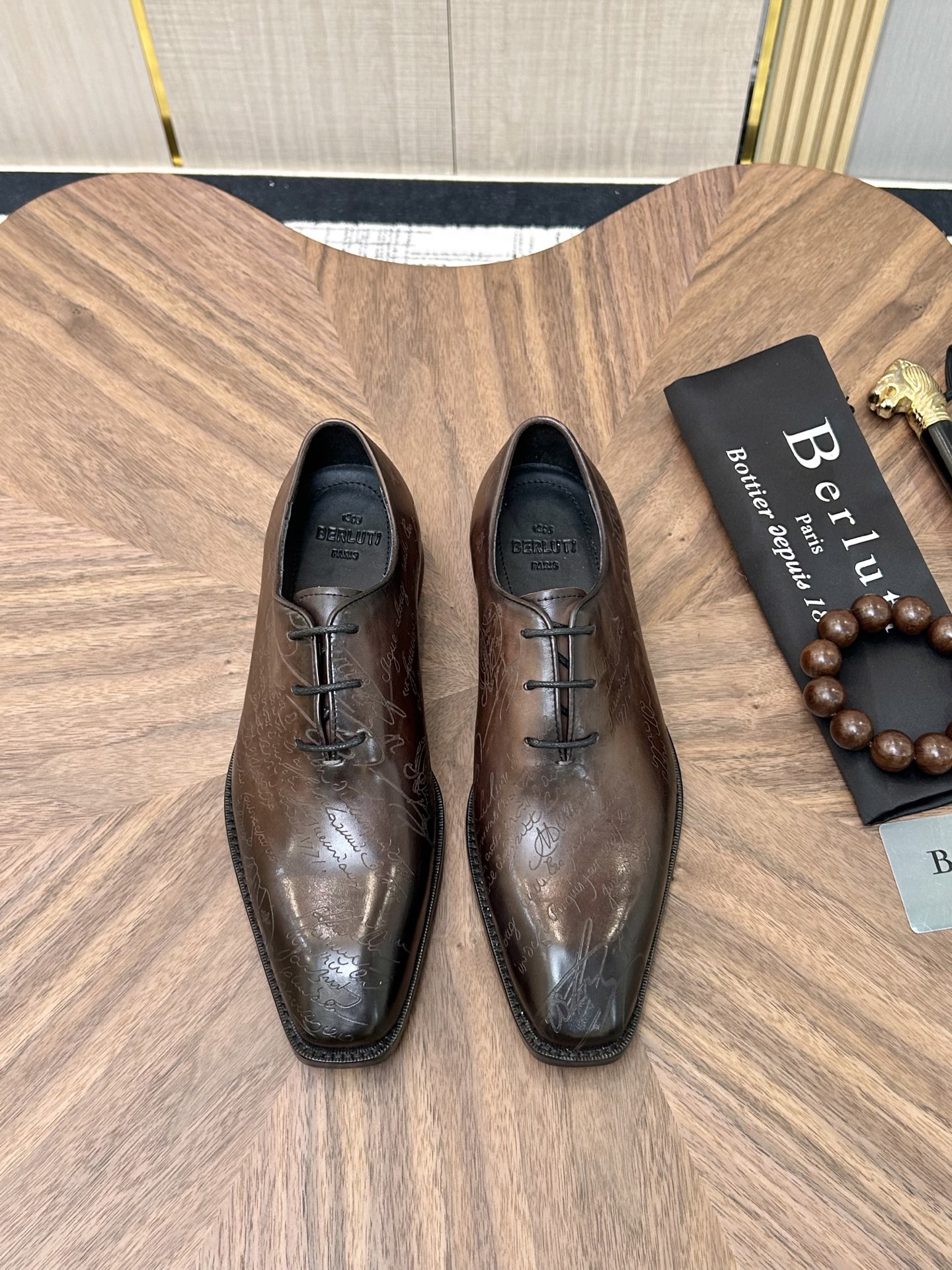 NO:779739,Berluti/Bruti 1:1 (genuine leather outsole series) 2026 new leather shoes are coming. Imported cowhide material is made by hand and repeated rubbing and color change. The inner foot pads are made of imported soft calfskin. Brand logo two-color genuine leather outsole. The distinctive stitching on the sole echoes the color of the heel. Fashionable and comfortable. Perfect interpretation of fashion. Sunshine and stylish. Suitable for all occasions. Fully original packaging. Excellent for personal use. Size39-45 (38)  46 can be customized),,cowhide,Leather soles19860909Berluti/布鲁提 1:1（真皮大底系列）2026新款皮鞋来袭 进口牛皮材质纯手工重复擦色改色制成 内里垫脚进口精选柔软小牛皮制作 品牌logo双色 真皮 大底 鞋底鲜明的嵌线与鞋跟颜色相呼应 时髦又舒适 完美诠释了时尚 阳光 有型 适合各种场合 全原包装 自留佳品. Size39-45（38 46可定做）,,cowhide,Leather soles,Men's shoes