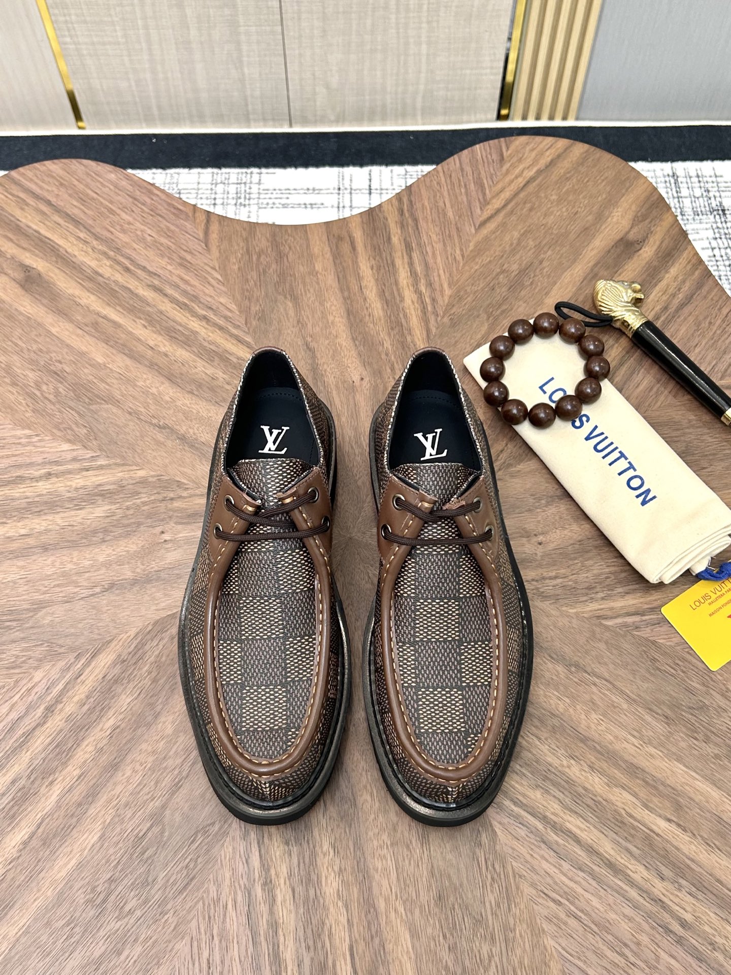 NO:779927,Original item L Home high-end formal casual leather shoes, fashionable classic men's business leather shoes, imported first-layer cowhide, rich texture, water-dyed first-layer cowhide, original thick genuine leather welt rubber outsole, professional and rigorous handcraftsmanship, attention to details, showing the taste of a distinguished gentleman!  Size39-44 (38 45 46 customized with full set of packaging),,cowhide19860909原单货 L 家 高端正装休闲皮鞋,时尚经典男士商务皮鞋,进口头层牛皮,极富质感,水染头层牛里,原版厚实真皮沿条橡胶大底,专业严谨手工工艺,注重细节,彰显尊贵绅士品味！Size39-44（38 45 46定做 配全套包装）,,cowhide,Men's shoes