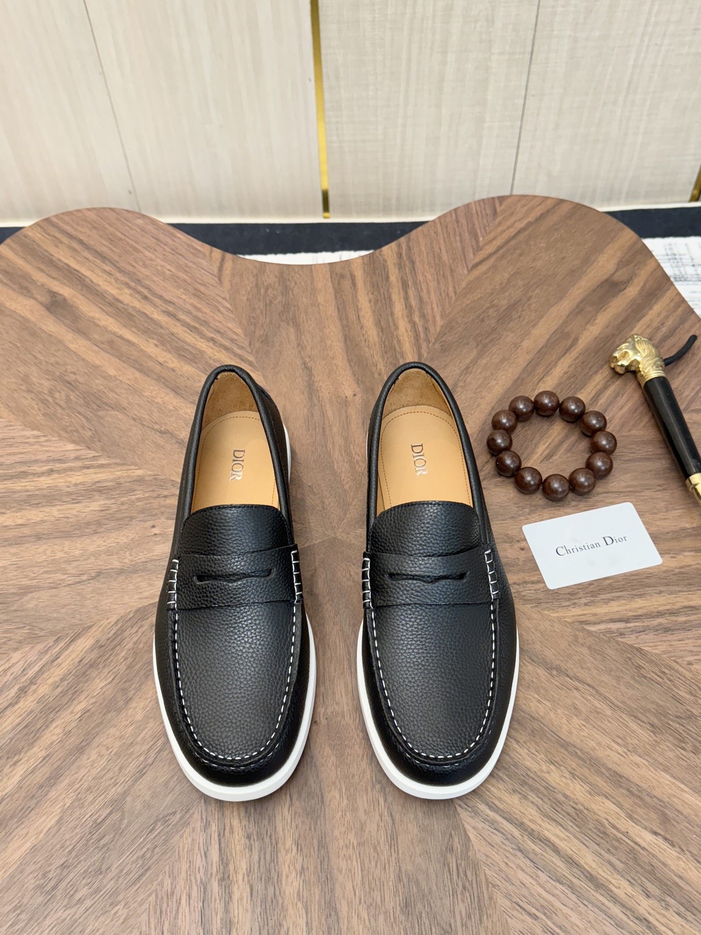 NO:781303,(Top version) Dio* - Dior Di's new men's casual mid-top loafers are made of imported first-layer cowhide, hand-stitched with mark thread technology, the upper brand's classic presbyopic canvas embellishment design, imported cowhide lining, original rubber soles are soft and comfortable. Size 39-44 (38.45.46 customized),, dior, dior, dior, loafers, cowhide19860909（顶级版本） Dio* — 迪奥 迪家新款男士休闲中帮乐福鞋,以进口头层牛皮制成,手缝马克线工艺,鞋面品牌经典老花帆布点缀设计,进口牛皮内里 ,原版橡胶鞋底柔软舒适. 码数39-44（38.45.46定做）,,dior,dior,dior,loafers,cowhide,Men's shoes