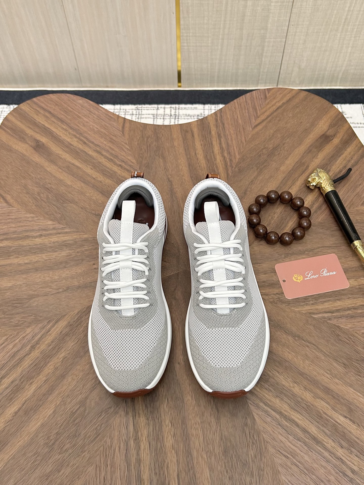NO:782424,♂LP's top version of men's jogging sneakers is newly upgraded and high version. Buy the original 1:1 copy. Provide top quality products for customers who are discerning in taste and quality. Imported calf fleece, imported A-grade water-dyed cow lining on the inside. Original molding and upgraded sole. Size 38-46, loro piana, sneakers19860909♂LP家顶级版本男款慢跑运动鞋全新升级高版购买原版1:1复制 为讲求品味及对质量有要求的顾客提供上等的优质商品 进口小牛绒,内里采用进口A级水染牛里 原版开模升级底 码数38-46,,loro piana,sneakers,Men's shoes