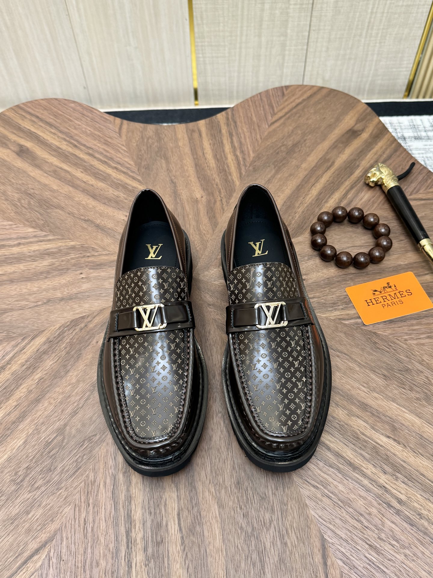 NO:782431,Original item from LV, high-end formal casual leather shoes, fashionable classic men's business leather shoes, imported first-layer cowhide, rich texture, water-dyed first-layer cowhide, original thick genuine leather welt rubber outsole, professional and rigorous handcraftsmanship, attention to details, showing the taste of a distinguished gentleman!  Size39-44 (38 45 46 customized with full set of packaging),,louis vuitton,cowhide19860909原单货 LV家 高端正装休闲皮鞋,时尚经典男士商务皮鞋,进口头层牛皮,极富质感,水染头层牛里,原版厚实真皮沿条橡胶大底,专业严谨手工工艺,注重细节,彰显尊贵绅士品味！Size39-44（38 45 46定做 配全套包装）,,louis vuitton,cowhide,Men's shoes