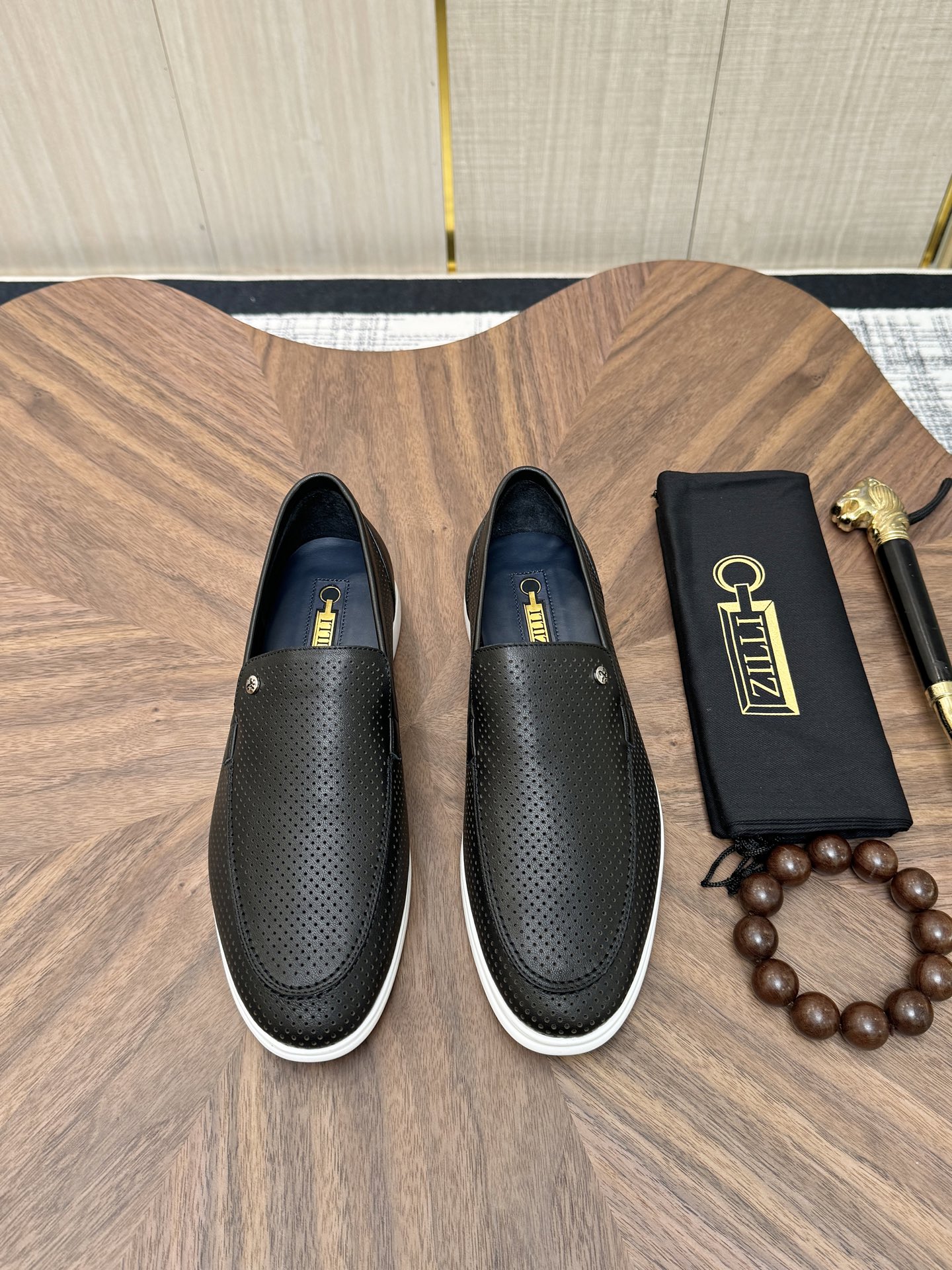 NO:828587,Zilli Italian men's handmade calfskin shoes are now available!  Each pair of shoes from this Italian handmade shoe brand has a simple and classic design, which is very comfortable and versatile!  It is not accurate to describe the Italian shoe brand Zilli as 'nouveau riche'. Although it is very young, its appearance and temperament are quite sophisticated, and it can even be said that it is well versed in the ways of the world. The toe of the shoe adopts a classic two-section design concept, and all trimming parts are processed by Italian oil edge technology, giving a 360-degree vision without rough edges!  Internal and external waist without lining design!  The real-line method of glueing the empty circle around the outsole is environmentally friendly and does not open the glue!  The upper material of this shoe is made of imported grained calfskin. When you lift it from the back of the leather, you can see very clear pores!  The inside is made of calf and will not slip or fade!  The outsole is made of a combination of rubber outsole and genuine leather backing, which is light and comfortable on the foot!  The brand's special molded footbed has a layer of high-elastic foam in the middle of the insole that makes it easy to put on your feet. Exclusive private mold control, long-term availability!  Original box packaging, with shoe storage bag!  39 40 41 42 43 44,,cowhide19860909Zilli意大利男士手工小牛皮鞋出货！这个意大利纯手工鞋履品牌的每一双鞋设计简洁经典,上脚非常舒适百搭！ 用“新贵”来形容意大利鞋履品牌zilli,并不准确,尽管它很年轻,但呈现出的相貌和气质却相当老练,甚至可以说深谙世故之道. 鞋子鞋头部位采用经典的两节设计理念,切边部位全部经过意大利油边工艺处理,360度无毛边视觉！内外腰无内里设计！大底周圈空胶车真线做法,即环保又不开胶！ 此款鞋面面料采用进囗粒面摔花小牛皮,从皮料反面顶起来会看到很清晰的毛孔！内里进囗小牛里,不打滑,不掉色！大底采用橡胶大底加真皮底片组合成型,上脚轻便舒适！品牌专用开模脚床,鞋垫中间有一层高弹泡棉上脚轻快.独家私模可控,长期有货！原盒包装,配鞋履收纳袋！39 40 41 42 43 44,,cowhide,Men's shoes