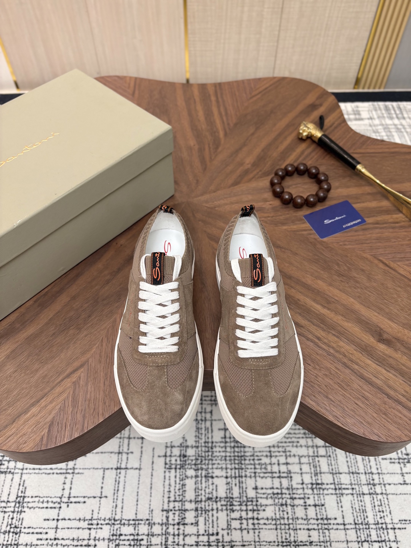 NO:829434,The Santoni leather goods brand originated in 1975. Since its inception, it has been committed to providing consumers with high-quality leather products. The brand positions itself in the high-end market, pays attention to quality and details, and uses top-grade leather materials to ensure that each Santoni leather goods have excellent quality and comfort. The original one-to-one open-molded large sole has a size of 39-46,19860909Santoni皮具品牌源于1975年,自创立以来,一直致力于为消费者提供高品质的皮革制品.品牌定位高端市场,注重品质和细节,选用顶级的皮革材料,确保每一款Santoni皮具都具备卓越的品质和舒适度. 原版一比一开模大底 码数39-46,,Men's shoes