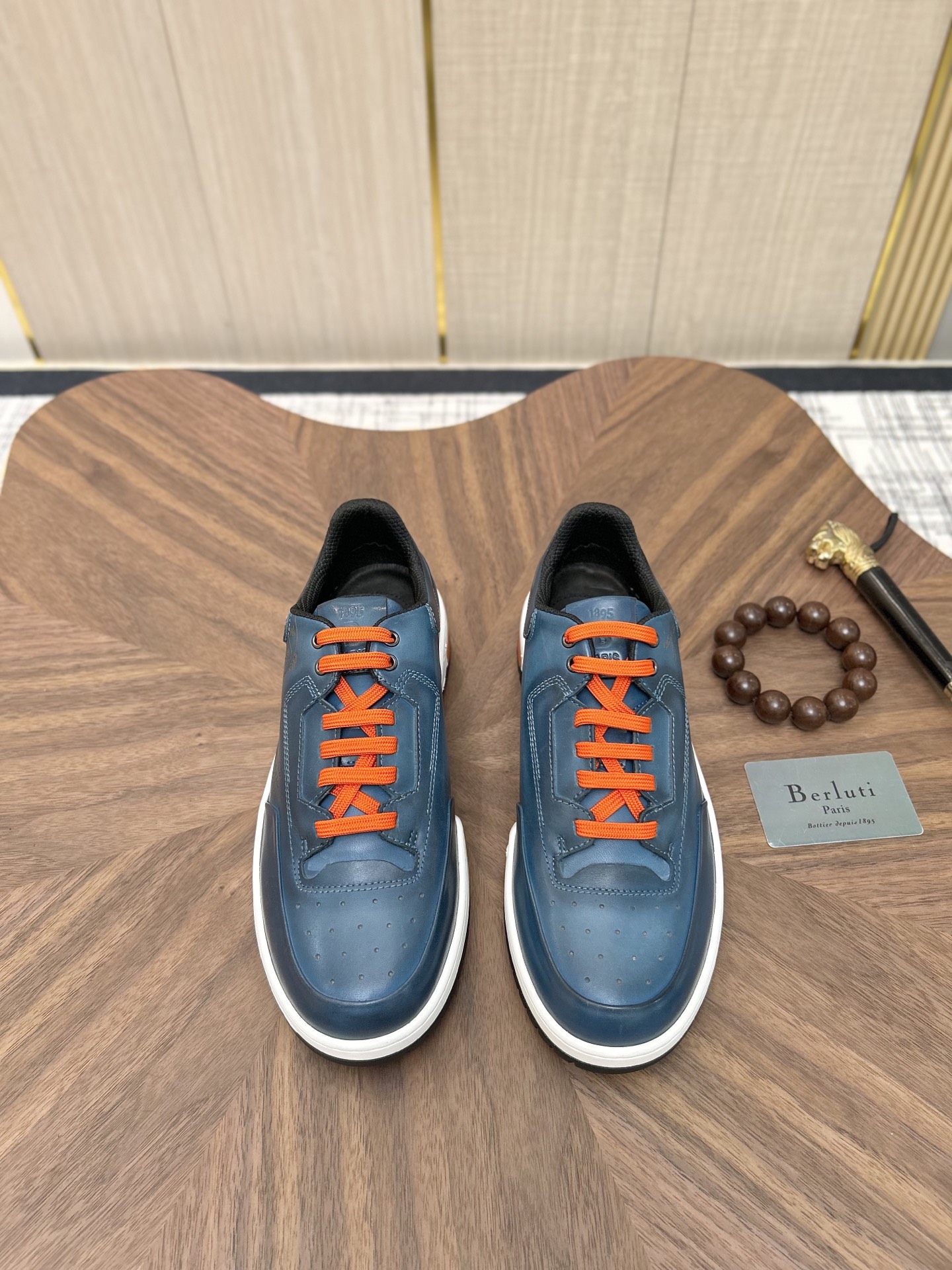 NO:830672,Berluti/Bruti's new men's playoff polished leather sneakers, old money style shoes, heavy industry products, highly recommended!  Drawing inspiration from the classic self-running shoe style, it elevates the casual and elegant aesthetics to a higher level, creating a stylish sneaker with a unique style and a gentleman's casual feel. This leather version of the shoe is interpreted by the brand's craftsmen in retro tones and has a unique style. Classic round toe sports version, select high-quality calfskin upper, hand-rubbed details, with flexible and lightweight rubber outsole, and the upper is decorated with Venezia  scritto pattern and perforated details, full cowhide padded upper, and full cowhide foot pads. The style is fashionable and comfortable. It perfectly interprets the fashionable man and can be suitable for various occasions. Multiple colors are available to meet the matching needs of different scenes. Full package!  Size 39-40-41-42-43-44-45-46 standard leather shoe size (38/47 can be customized and does not support returns), off white, sneakers, cowhide19860909Berluti/布鲁提 新款男士playoff擦色皮革运动鞋 老钱风鞋款 重工精品 强烈推荐入！ 经典自跑鞋风格中汲取灵感,把休闲优雅的美学提升至更高层次,演绎出别具风格且极富绅士休闲感的时尚造型运动鞋,这款皮革版鞋款经品牌工匠演绎呈现复古色调,风格独树一帜.经典圆头运动版型,甄选优质小牛皮鞋面,手工擦色工艺细节,搭配柔韧轻质橡胶大底,鞋面饰以Venezia scritto图纹和开孔细节,全牛皮加衬鞋面,垫脚全牛皮制作,款式时髦又舒适,完美诠释了时尚型男,可适合各种场合.多色可选 满足不同场景搭配需求,全套包装！ 尺码39-40-41-42-43-44-45-46标准皮鞋码（38/47可定做不支持退换）,,off white,sneakers,cowhide,Men's shoes