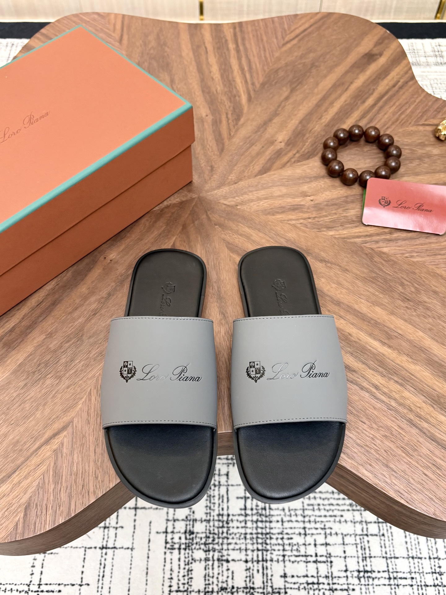NO:830680,Loro Piana, LP's popular spring and summer slippers are synchronized with the new counters. The uppers are imported cowhide fabrics from Italy. High-quality splicing technology. The original soles are specially provided by the original factory. The exclusive molded soles are super comfortable. Original factory follow-up products. High quality. You can enter and leave the counter at will. You are welcome to compare. The code number is 38-45; (Order 46), loro piana, loro piana, slippers, cowhide19860909Loro Piana 诺悠翩雅 ,LP 炸街男神春夏拖鞋新品专柜同步,鞋面意大利进口牛皮面料,高品质拼接工艺,鞋底原厂特供原版底,独家活动成型底超级舒适,原厂跟单货,高品质,可随意进出专柜,欢迎对比,码数 38-45；（ 订46）,,loro piana,loro piana,slippers,cowhide,Men's shoes