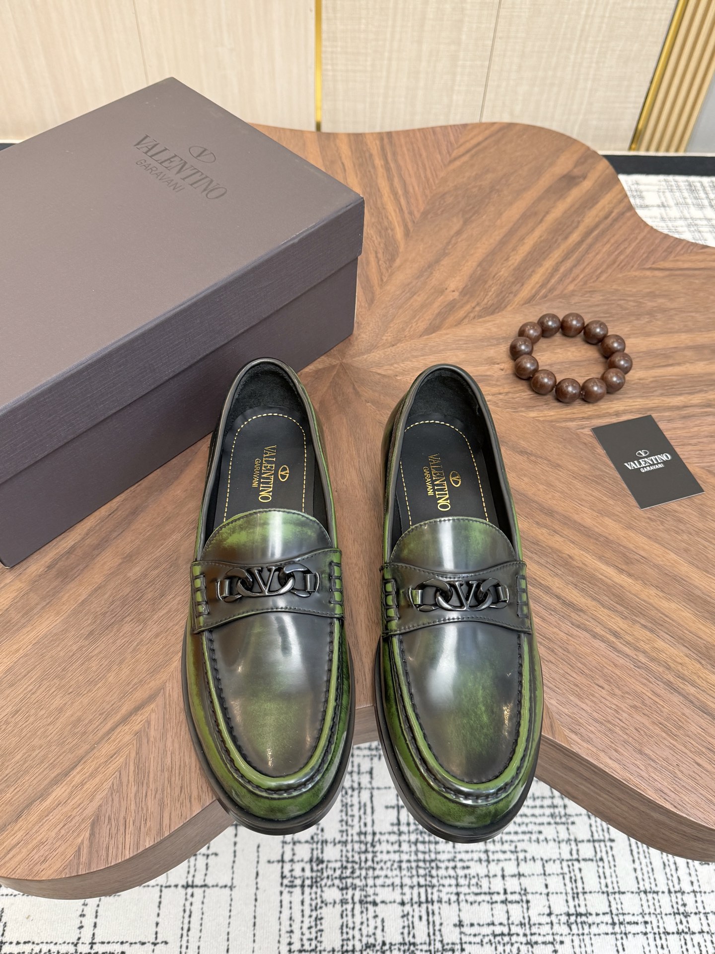 NO:830688,Valentino's new men's V logo micro-label business casual loafers. These Derby loafers are made of imported cowhide leather. They are light in texture and cool in style. The uppers are decorated with brand logo buckles, showing off the big-name style!  The lines show a novel urban trend. The toe is round and plump, the rubber foam sole and the triple protruding leather welt complement each other. It is very fashionable and charming, with dyed calfskin lining, genuine leather feet, and standard logo decoration. It is simple yet elegant, and has a classic European and American loose style version with excellent foot comfort.  Size 39-44 (38, 46, 45 order standard leather shoe size),,valentino,valentino,loafers,cowhide19860909Valentino 华伦天奴 新款男士V logo微标商务休闲乐福鞋 这款德比乐福鞋鞋采用进口牛皮皮革制成,质感轻盈,风格酷飒,鞋面饰有品牌logo扣,彰显大牌范儿！线条之间彰显新颖都市潮流.鞋头圆润饱满,橡胶发泡鞋底和三重外突真皮沿条相得益彰.极富时髦魅力,本染小牛皮内里,真皮垫脚,标配logo装饰,简约不失大气,欧美经典宽松风格版型,上脚舒适度极好. 尺码39-44（38,46,45订标准皮鞋尺码）,,valentino,valentino,loafers,cowhide,Men's shoes