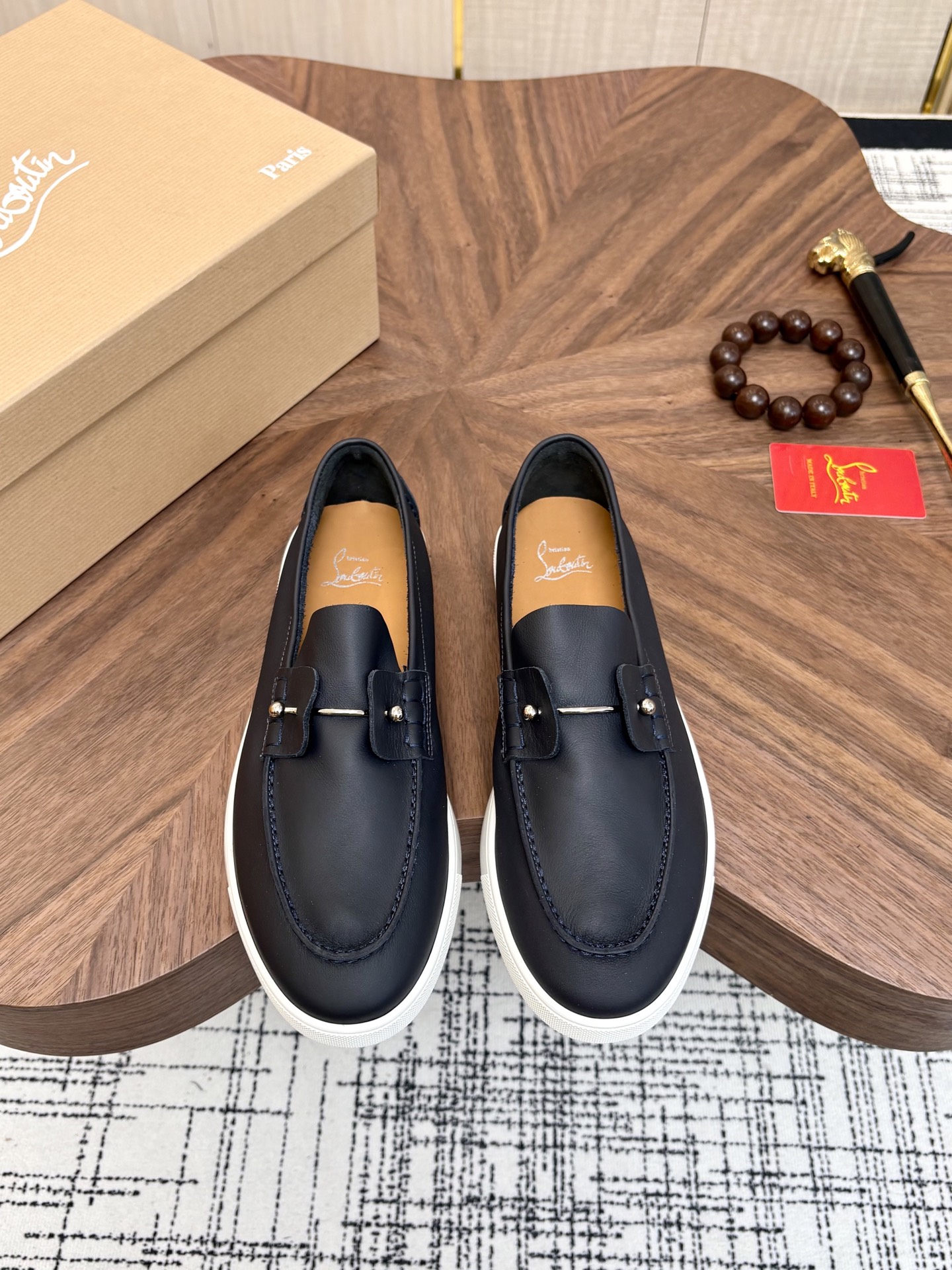 NO:831418,christian louboutin high-quality top crafts CL red sole. The counter is synchronized with the original configuration, Italian imported cowhide fabric, imported water-dyed cowhide lining, the original sole is specially provided by the original factory, the original factory follows the order, high quality, welcome to compare, code number 39-44 (customized 45 46 47),,cowhide19860909christian louboutin 高品质 顶级工艺品 CL红底 专柜同步原厂配置,意大利进口牛皮面料,进口水染牛皮内里,鞋底原厂特供原版底,原厂跟单货,高品质,欢迎对比,码数 39-44（订做 45 46 47）,,cowhide,Men's shoes