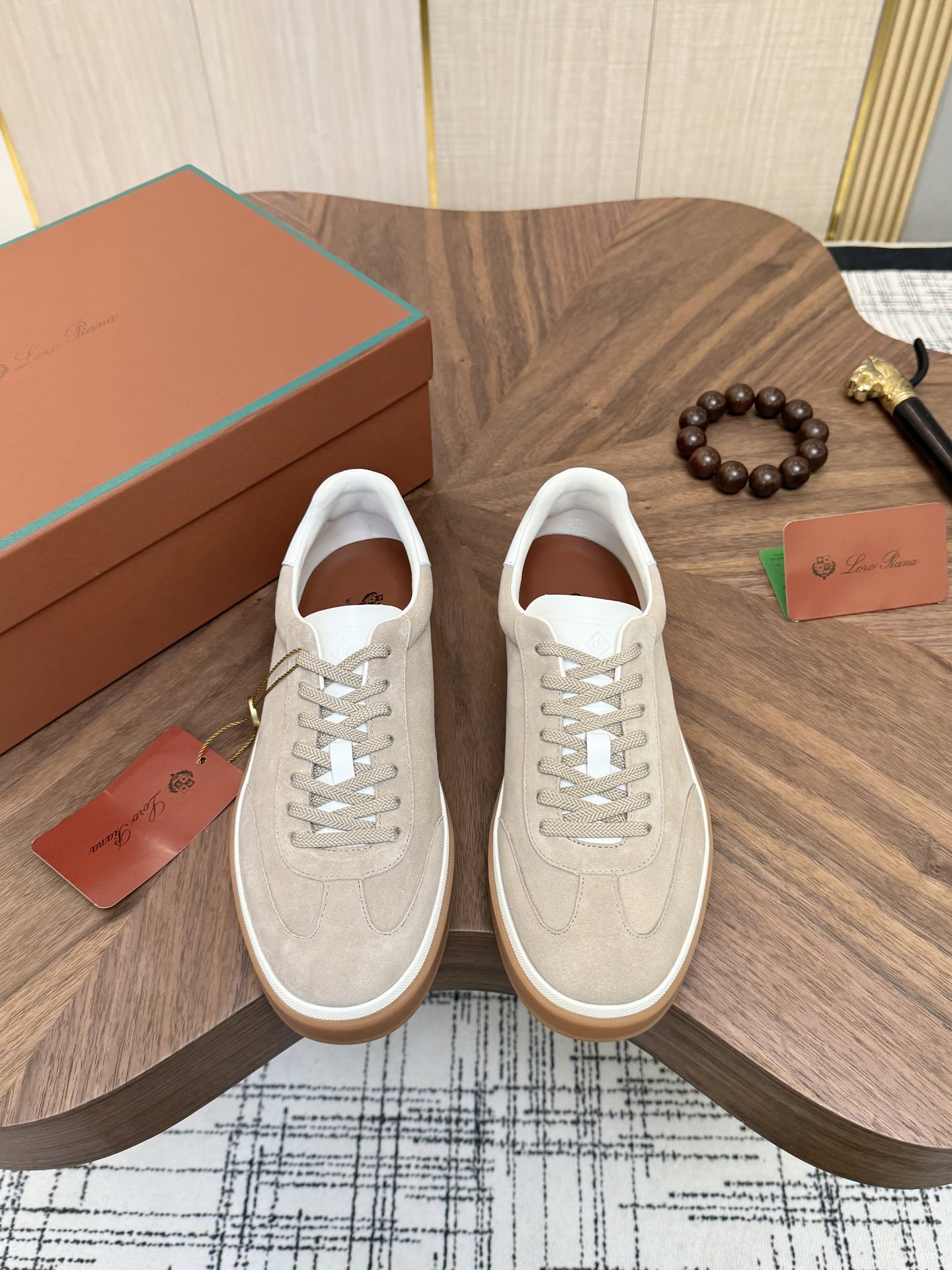 NO:831426,Loropiana's classic men's model, LP, has always been a design style based on ease of wear and comfort. In recent years, the old-money style has been super worn. These loafers are no exception. The simple tassel design concept and the brand's classic colors make it look extremely simple!  It is really a pair of items that can be worn regardless of age, occupation or outfit. Leather material selection: imported cowhide, genuine leather lining, original rubber sole. Size men's 39-46 (38 45 46. Customized), loro piana, loro piana, loafers, cowhide19860909Loropiana经典男款 LP一直是以好穿舒适为主的设计风格 这几年老钱风穿搭超级 这款乐福鞋也不例外 简约流苏的设计理念搭配品牌经典的颜色做点缀显得格外极简！真的做到一双不分年龄不分职业不分穿搭都可以驾驭的单品 皮料选用 : 进口牛皮 真皮内里 原版橡胶底 Size男款39-46（38 45 46.定做）,,loro piana,loro piana,loafers,cowhide,Men's shoes