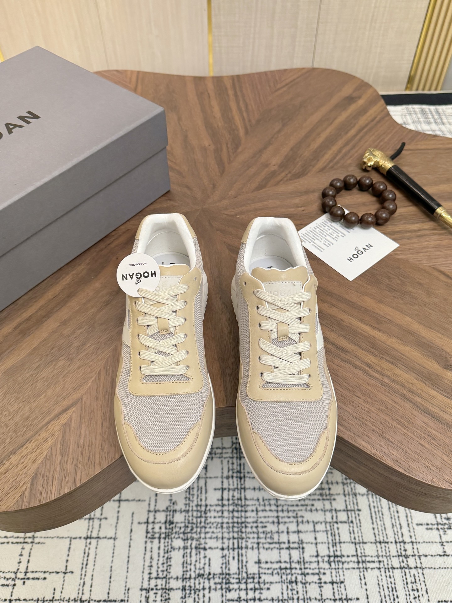 NO:832815,Hogan's new popular model is released, Hogan's micro-label low-top casual sports shoes HXM3710CRNC are the same shoes for men and women, with comfortable lines. The soles are very light, the memory foam insole is light and comfortable, and the front is laced. Sizes 35-44, 45 can be customized. If you repost the picture, it will explode...,,hogan,sneakers19860909霍根新爆款新鲜出炉,Hogan微标低帮休闲运动鞋HXM3710CRNC男女同款鞋,线条舒畅 鞋底十分轻便,记忆泡沫内底轻巧舒适,正面系带.35-44码,45可定做.转图必爆……,,hogan,sneakers,Men's shoes