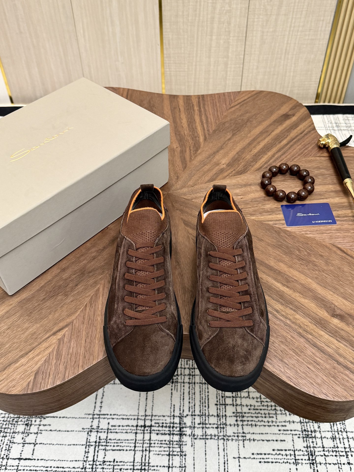 NO:832821,The Santoni leather goods brand originated in 1975. The founder, Mr. Andrea Santoni, founded the brand in the Franelli region of Italy. Since its establishment, Santoni leather goods has been committed to providing consumers with high-quality leather products. The brand positions itself in the high-end market, pays attention to quality and details, selects top leather materials, and adopts traditional hand-made techniques to ensure that each Santoni leather goods have excellent quality and comfort. The wool blended knitted fabric is not easy to deform after long-term wear. The original one-to-one molded outsole  Code number 39-46,19860909Santoni皮具品牌源于1975年,创始人Andrea Santoni先生在意大利弗拉内利地区创立了这一品牌.自创立以来,Santoni皮具一直致力于为消费者提供高品质的皮革制品.品牌定位高端市场,注重品质和细节,选用顶级的皮革材料,采用传统的手工制作技艺,确保每一款Santoni皮具都具备卓越的品质和舒适度. 羊毛混纺的针织面料久穿不易变形 原版一比一开模大底 码数39-46,,Men's shoes