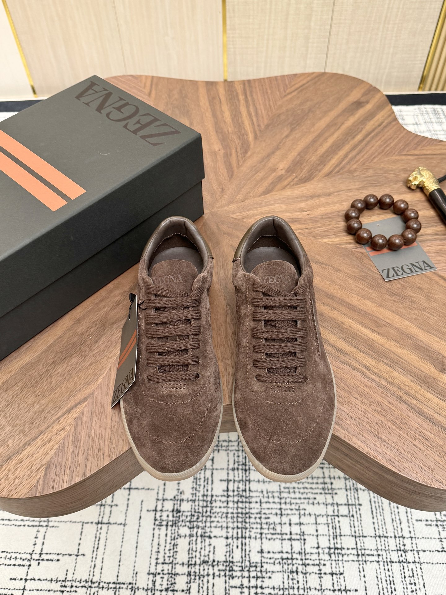 NO:850096,Zegna/Emenia Zegna's new season 232 suede sneakers [Applause][Applause][Applause] This 232 sneakers are named after Route 232 of Zegna Oasis [strong] Demonstrate the brand's flexible spirit of advancing with the times [Firecracker] Made of solid-color soft suede leather [Strong] The deconstructed upper has both modern and retro flavor [Firecracker][Firecracker] Sublimate Zegna's exquisite shoe heritage with the spirit of innovation  [Fireworks][Fireworks] Iconic tone-on-color stitching complements the brand logo on the side. The sole is lightweight and flexible with outstanding traction [Strong] [Strong] The newly reinterpreted sole pattern pays homage to the early days of Route 232.  Sizes 39-44 (45/46 sizes can be customized),,zegna,sneakers19860909Zegna/杰尼亚 当季新款 232绒面革运动鞋 [鼓掌][鼓掌][鼓掌] 这款232运动鞋以杰尼亚绿洲（Oasi Zegna)232号公路命名[强] 彰显品牌与时俱进的灵活精神[爆竹]采用纯色柔软的绒面皮革制成 [强]解构鞋面兼具现代与复古气息[爆竹][爆竹] 以创新精神升华杰尼亚精致鞋履传承 [烟花][烟花]标志性同色缝线与侧面的品牌标识相得益彰 鞋底轻盈灵活 抓地力出众[强][强] 焕新演绎的鞋底花纹巧妙致敬232号公路的早期风貌 [爆竹][爆竹]同色调衬里 配以定制设计的内真皮鞋垫[爆竹]上脚舒适度极好[爆竹]全套包装重工打造首发出货[强][强][强] 尺码39-44（可定制45/46尺码）,,zegna,sneakers,Men's shoes