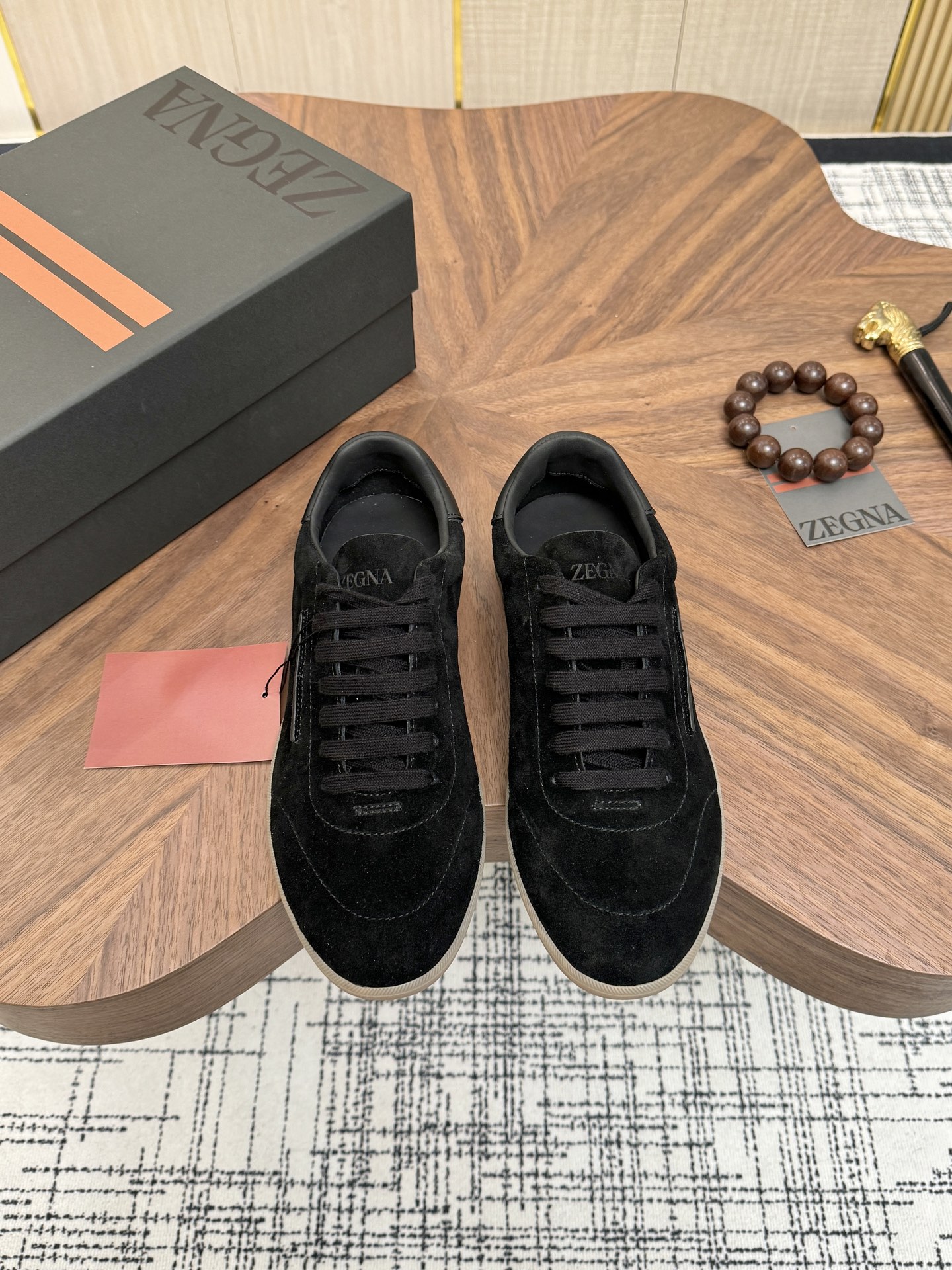 NO:834494,Zegna/Emenia Zegna's new season 232 suede sneakers [Applause][Applause][Applause] This 232 sneakers are named after Route 232 of Zegna Oasis [strong] Demonstrate the brand's flexible spirit of advancing with the times [Firecracker] Made of solid-color soft suede leather [Strong] The deconstructed upper has both modern and retro flavor [Firecracker][Firecracker] Sublimate Zegna's exquisite shoe heritage with the spirit of innovation  [Fireworks][Fireworks] Iconic tone-on-color stitching complements the branding on the side. The sole is lightweight and flexible with outstanding traction [Strong] [Strong] The newly reinterpreted sole pattern pays homage to the early days of Route 232.  Sizes 39-44 (45/46 sizes can be customized),,zegna,sneakers19860909Zegna/杰尼亚 当季新款 232绒面革运动鞋 [鼓掌][鼓掌][鼓掌] 这款232运动鞋以杰尼亚绿洲（Oasi Zegna)232号公路命名[强] 彰显品牌与时俱进的灵活精神[爆竹]采用纯色柔软的绒面皮革制成 [强]解构鞋面兼具现代与复古气息[爆竹][爆竹] 以创新精神升华杰尼亚精致鞋履传承 [烟花][烟花]标志性同色缝线与侧面的品牌标识相得益彰 鞋底轻盈灵活 抓地力出众[强][强] 焕新演绎的鞋底花纹巧妙致敬232号公路的早期风貌 [爆竹][爆竹]同色调衬里 配以定制设计的内真皮鞋垫[爆竹]上脚舒适度极好[爆竹]全套包装重工打造首发出货[强][强][强] 尺码39-44（可定制45/46尺码）,,zegna,sneakers,Men's shoes