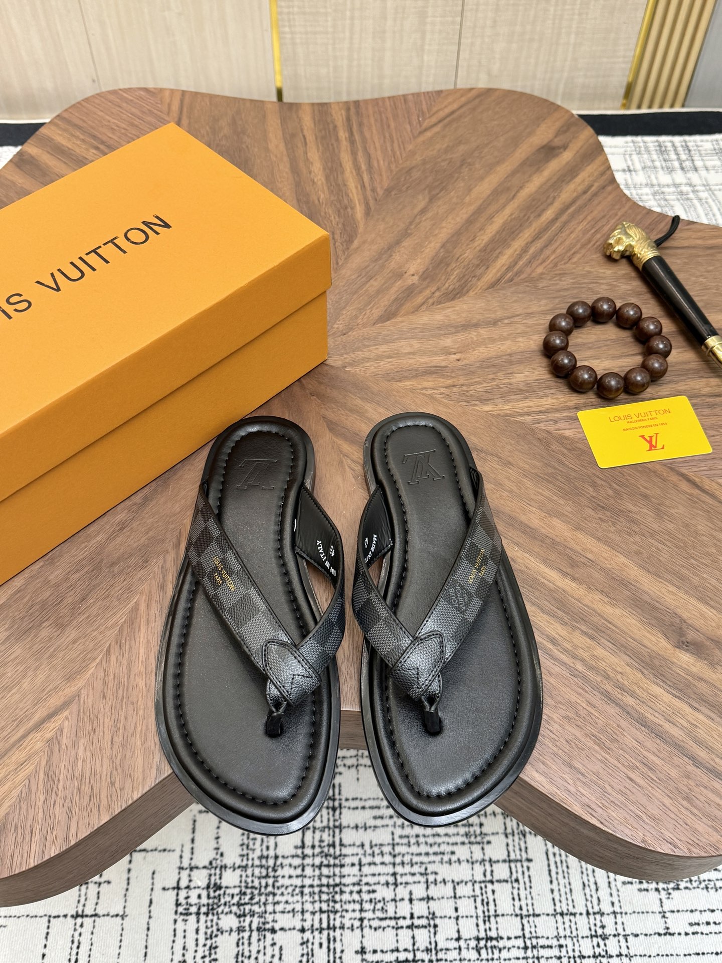 NO:834506,LV Isola series sandals are made of Monogram embossed leather with rubber soles, which are simple and recognizable. The 'LV' logo on the upper is super eye-catching, comfortable and fashionable, and a must-have for daily casual wear!  The soles are soft and not tiring when worn for a long time. They are suitable for going out in the summer or on vacation. Classic design and high quality, a must-have for LV fans!  size38-44 (45.46 customized),,louis vuitton,slippers19860909LV Isola系列凉拖鞋,采用Monogram压花皮革,搭配橡胶鞋底,简约又有辨识度.鞋面“LV”标志超吸睛,舒适又时髦,日常休闲穿搭必备！鞋底柔软,长时间穿也不累,夏天出街或度假都很合适.经典设计高品质,LV粉丝必入！ size38-44（45.46定制）,,louis vuitton,slippers,Men's shoes