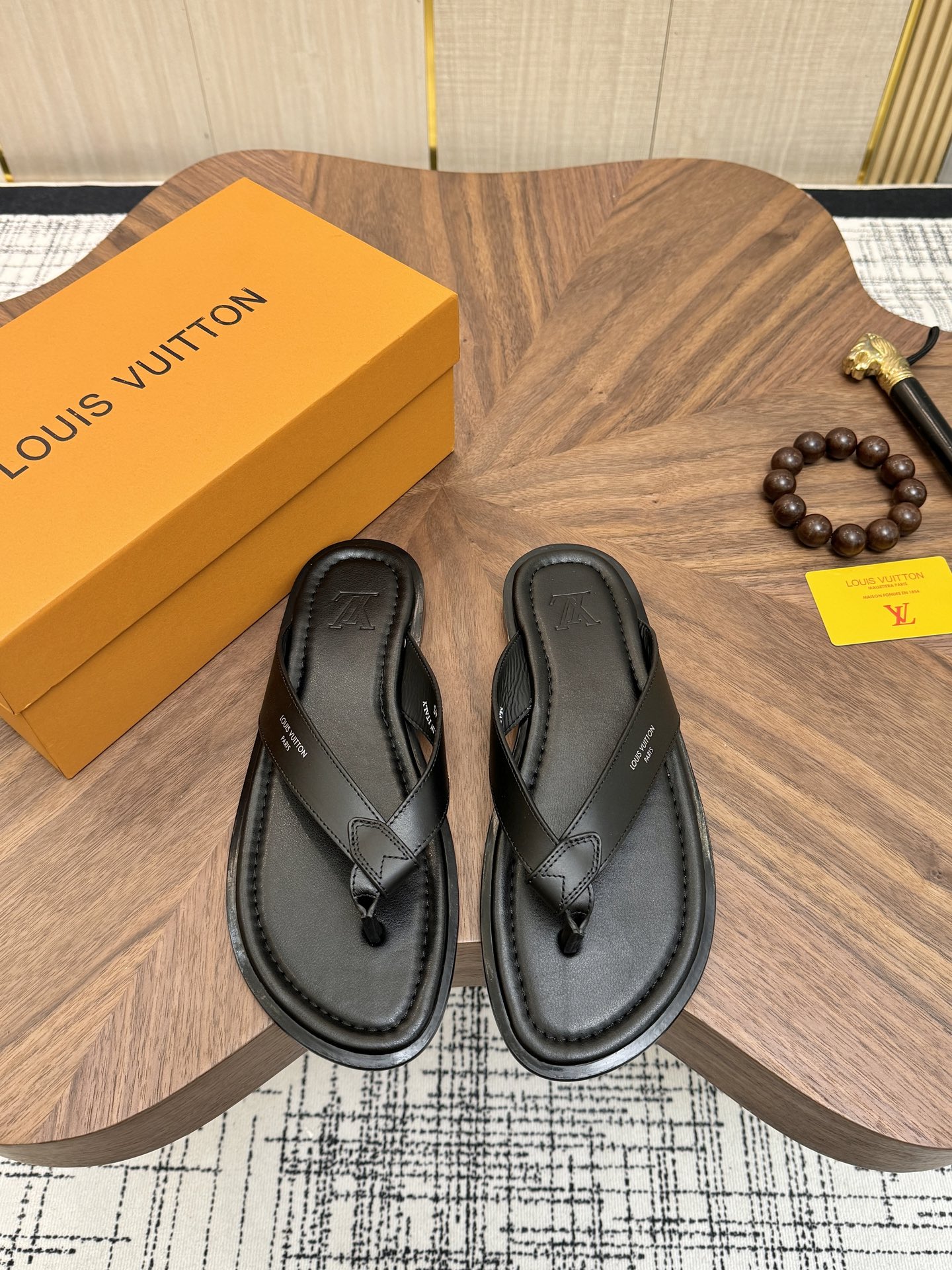 NO:834451,LV Isola series sandals are made of Monogram embossed leather with rubber soles, which are simple and recognizable. The 'LV' logo on the upper is super eye-catching, comfortable and fashionable, and a must-have for daily casual wear!  The soles are soft and not tiring when worn for a long time. They are suitable for going out in the summer or on vacation. Classic design and high quality, a must-have for LV fans!  size38-44 (45.46 customized),,louis vuitton,slippers19860909LV Isola系列凉拖鞋,采用Monogram压花皮革,搭配橡胶鞋底,简约又有辨识度.鞋面“LV”标志超吸睛,舒适又时髦,日常休闲穿搭必备！鞋底柔软,长时间穿也不累,夏天出街或度假都很合适.经典设计高品质,LV粉丝必入！ size38-44（45.46定制）,,louis vuitton,slippers,Men's shoes