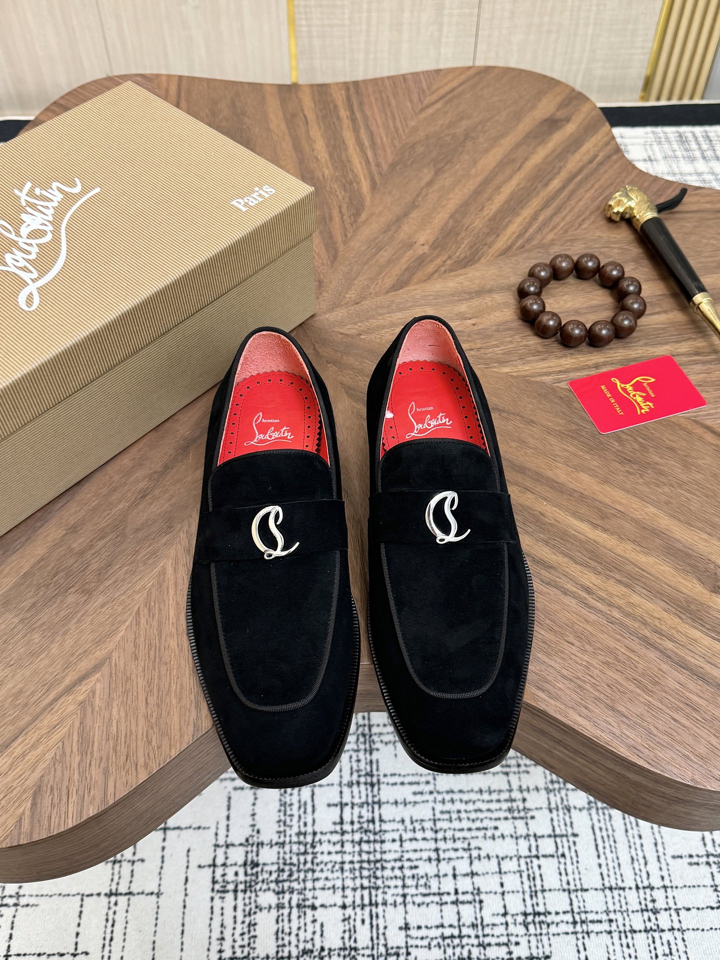 NO:834469,(High-end goods, water-dyed cow lining) CL high-end customized leather shoes. The upper is made of imported cowhide. I believe you will be impressed from the first moment you see it. The avant-garde style can no longer fully interpret its elegance. AAA-grade rubber outsole is super comfortable. The original last from the counter guarantees its original version and quality. The upper is simple and the cowhide lining ensures its comfort and breathability. Only a pair of truly good shoes has its own unique soul. Famed quality. The first choice for successful people.  Regular code 38-44 (45 46 customized),,cowhide19860909(高端货 水染牛里 )CL 高端定制皮鞋 鞋面采用进口胎牛皮 相信从您见到它的第一眼起就会有眼前一亮的感觉 大气前卫已经不能完全诠释了它的优雅 AAA级橡胶大底 超舒适 专柜原版套楦 保证了其原有版型及品质 鞋面简约 牛皮内里 保证了其舒适及透气性 一双真正的好鞋才有它特有的灵魂 名门品质 成功人士的首选 正码 38-44（45 46订做),,cowhide,Men's shoes