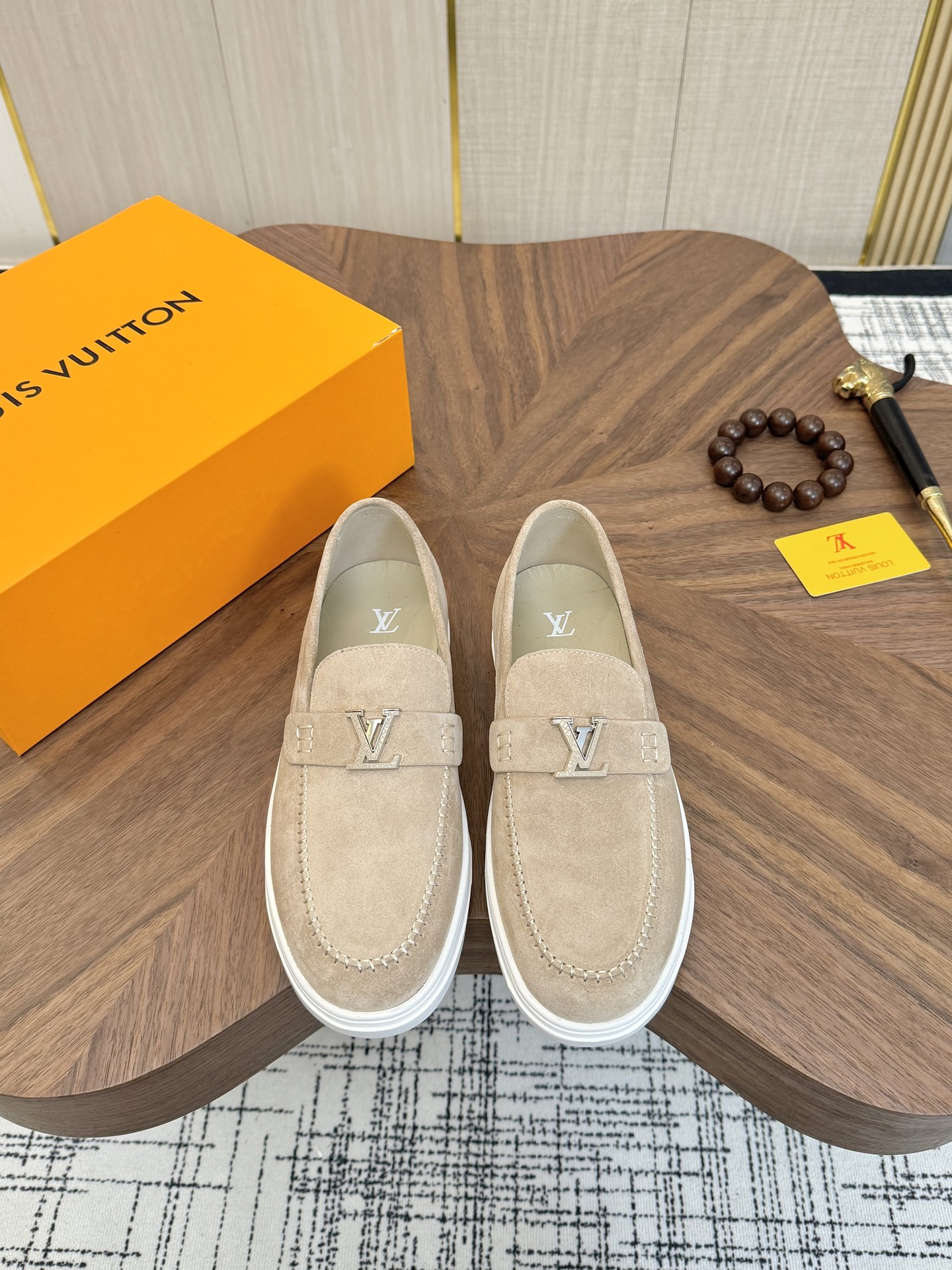 NO:850900,(Full set of cowhide packaging) Louis Vuitton (Louis Vuitton/LV) top new models are on sale at the same time at the counter. The uppers are imported Italian first-layer cowhide, and the entire imported cowhide lining is a complete 1:1 replica. The soles are specially provided by the original factory. The exclusive movable molded soles are super comfortable. Original factory single goods, high quality, you can enter and exit the counter at will. Welcome to compare. Code number: 38-44 (customized 45 46), louis vuitton, louis  vuitton,louis vuitton,cowhide19860909(牛里全套包装 )louis vuitton(路易威登/lv)顶级新款专柜同步发售,鞋面意大利进口头层牛皮,全进口牛皮内里,完全1比1复刻,鞋底原厂特供原版底,独家活动成型底超级舒适,原厂跟单货,高品质,可随意进出专柜,欢迎对比.码数:38-44(45 46定做),,louis vuitton,louis vuitton,louis vuitton,cowhide,Men's shoes