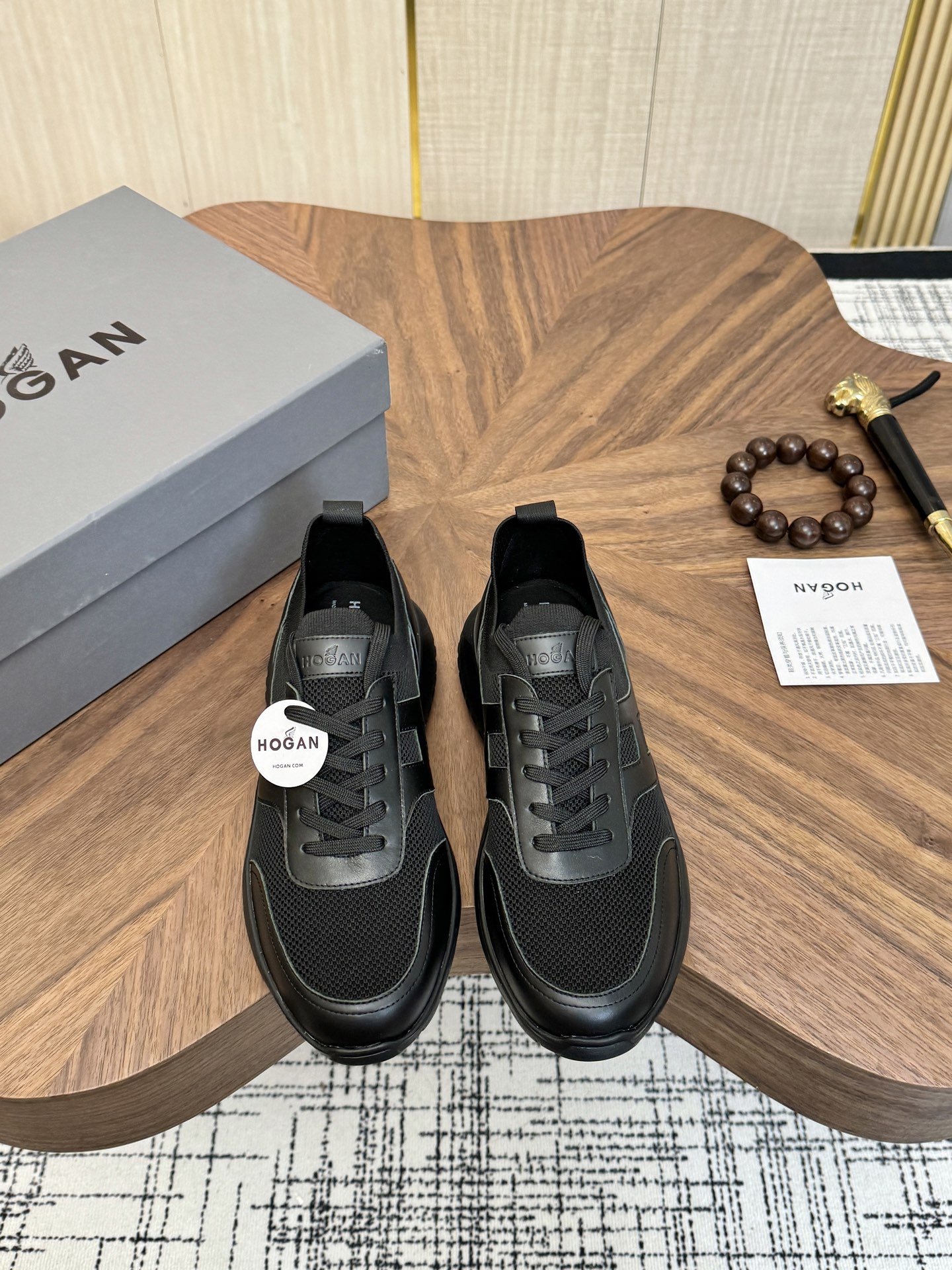 NO:851844,HOGAN·Hogan's 2026 new model must be reposted H-STRIPES series couples' thick-soled dad shoes airship shoes casual sports shoes. The top version of the original version is purchased for development and production. This H-STRIPES series sports shoes adopt a contrasting color high-elastic thick sole and increased design, which makes the whole shoe full of new vitality, shuttle style and imaginative style, seize the focus of attention, and set off a modern urban trend. The fabric is made of original custom-made imported cowhide material. The inner lining is original cowhide lining.  Exclusive molding of the soles, super light and elastic material, size women's 36-44, (35/45/46 customized, non-returnable, non-exchangeable), hogan, sneakers, cowhide19860909HOGAN·霍根 2026新款转图必爆 H-STRIPES系列情侣款厚底老爹鞋飞艇鞋休闲运动鞋. 顶级版本原版购入开发做货 此款H-STRIPES系列运动鞋采用撞色高弹厚底增高设计,令整鞋焕发新意活力,穿梭型格畅想,抢占视线焦点,再掀现代感都市风潮. 面料原版定制进口牛皮材质 内里原版牛皮里 鞋底独家开模超轻高弹材质 码数女36-44,（35/45/46定做不退不换）,,hogan,sneakers,cowhide,Men's shoes