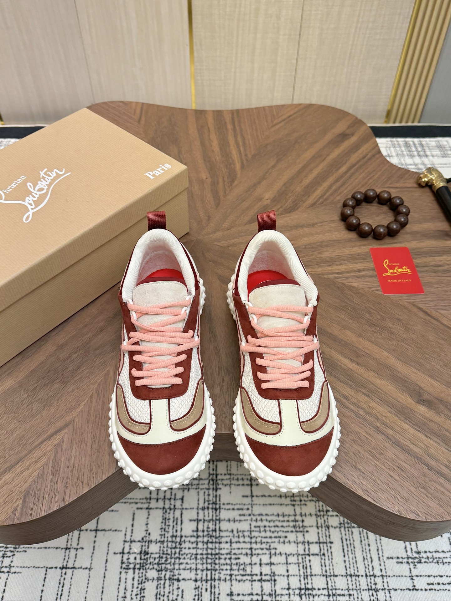 NO:851853,Stylish brand Chri*stian loubou*tinCL red-soled shoes, casual couple series. The upper is made of sheepskin imported from Yangjing + high-density breathable mesh, environmentally friendly high-elastic breathable suction mold for the feet. The outsole is made of super non-slip and wear-resistant TPU + vacuuming. Two-color combination sole. Full set of high-end packaging. Size: Female 35-41 Male 38-46 Female 40 41 Male 38 45 46 Customized,,christian louboutin,christian  louboutin,sheepskin,sheep19860909潮牌Chri*stian loubou*tinCL红底鞋 休闲情侣款系列 鞋面采用羊京进口羊皮+高密透气网,环保高弹透气吸模垫脚 大底采用超级防滑耐磨TPU+抽真空 双色组合底 全套高档包装 Size:女35-41 男38-46 女40 41 男38 45 46订做,,christian louboutin,christian louboutin,sheepskin,sheep,Men's shoes