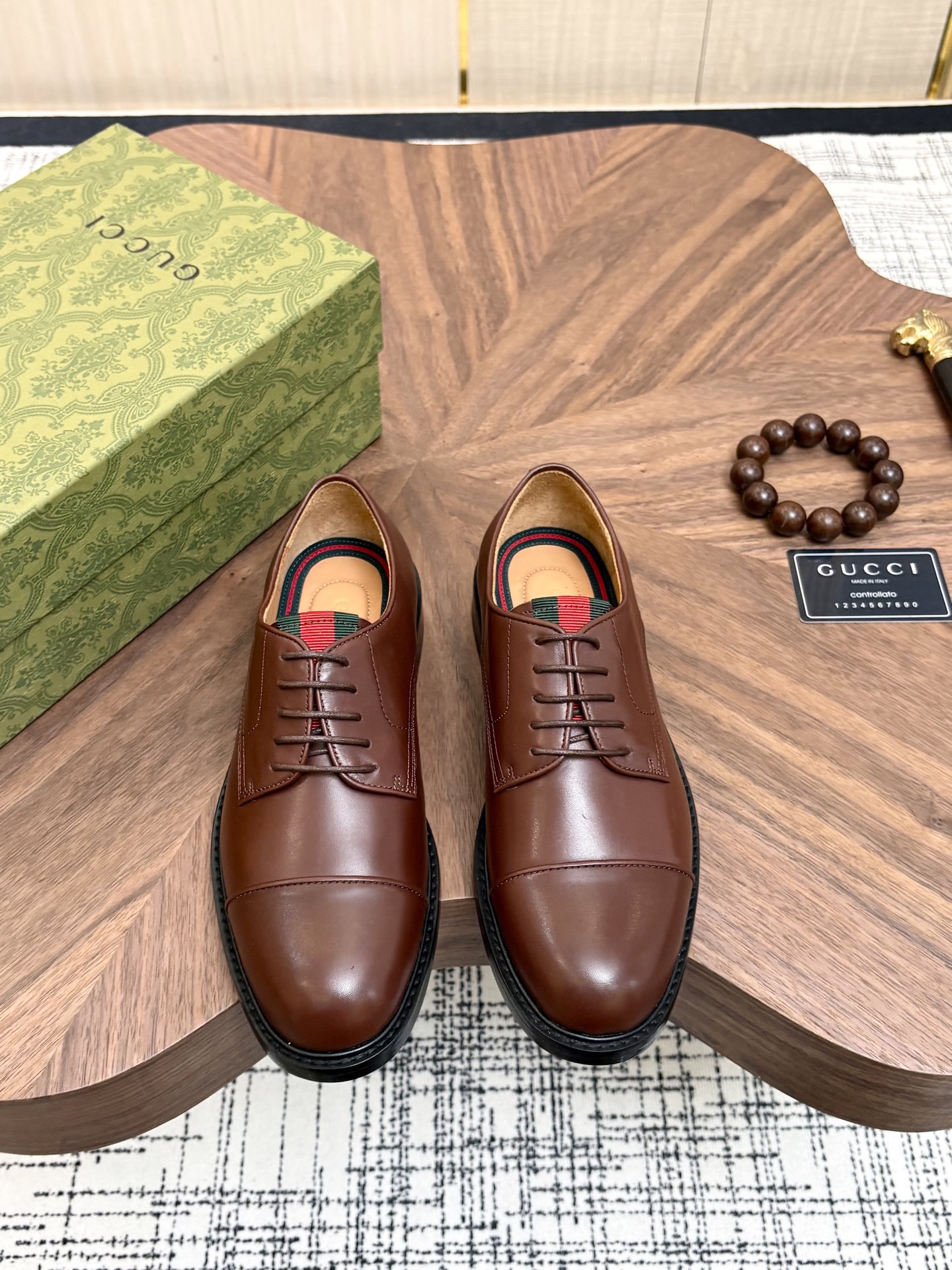 NO:851863,Top version (original high-end genuine leather outsole) Brand [GUCCi Gucci] Gucci's new business formal casual leather shoes Standard men's size 39-45 (38 and 46 need to be customized) The same level as the official website Original quality Material original soft calfskin surface Water-dyed cowhide lining Original leather outsole Style categories Men's fashion Formal casual leather shoes Slip-on men's shoes series Young fashion European and American trends British style Casual matching Comfortable on the feet. Color: matt open edge beads, black calfskin, brown calfskin, gucci, gucci, cowhide, Leather soles19860909顶级版本（原版高级真皮大底） 品牌【 GUCCi 古奇】古驰新款商务正装休闲皮鞋 标准码男码39–45（38 46需定做） 等级官网同款 原单品质 材料原版柔软小牛皮面 水染牛皮内里 原版真皮大底 款式类别男士时尚 正装休闲皮鞋 套脚款男鞋系列 年轻时尚 欧美潮流 英伦风格 随意搭配 脚感舒適 颜色亚光开边珠、黑色小牛皮、咖色小牛皮,,gucci,gucci,cowhide,Leather soles,Men's shoes