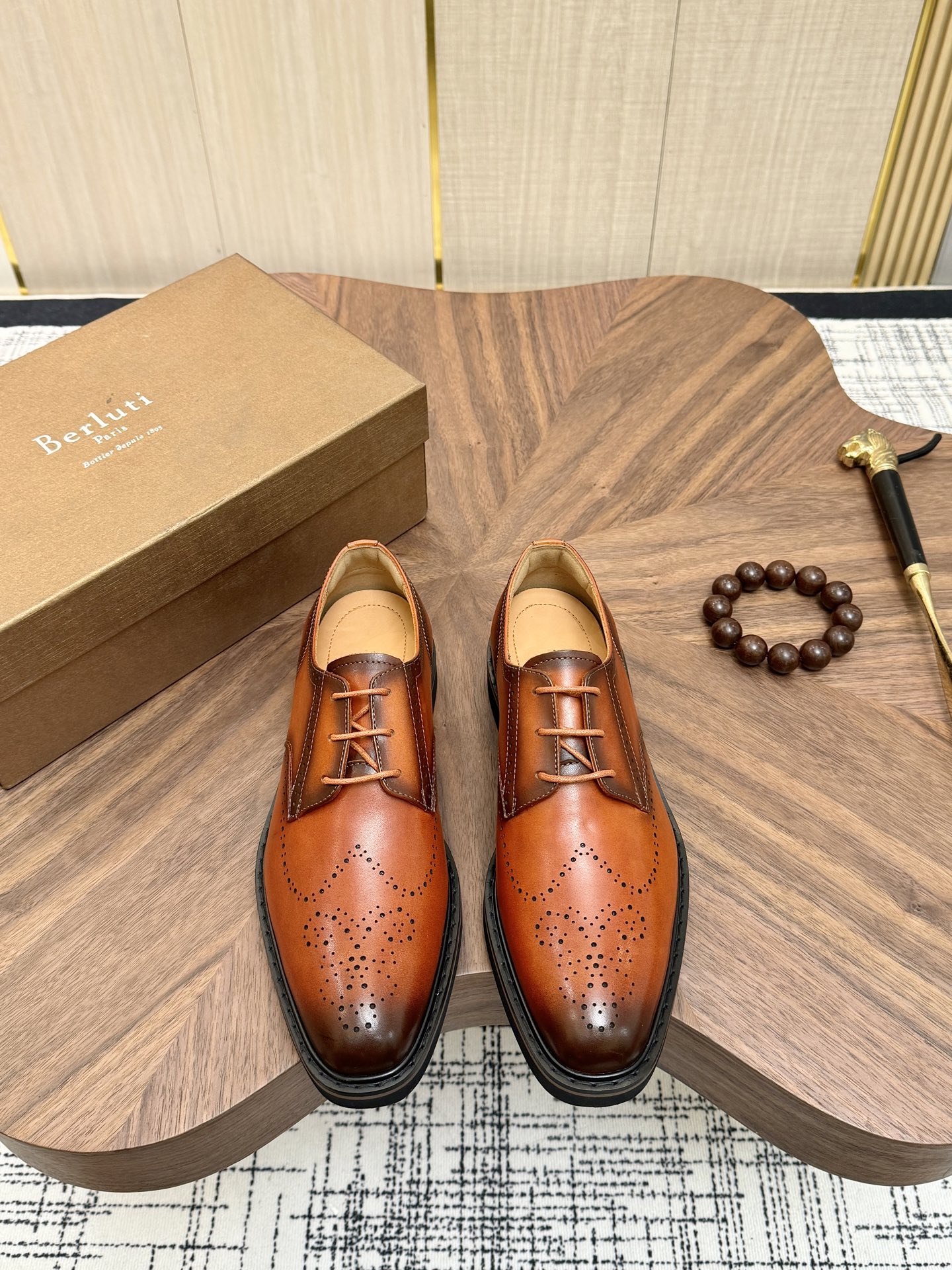 NO:851874,BERLUTI men's business lace-up formal leather shoes are made of black glossy soft leather, with a slender shape, low-key and simple, suitable for matching suits or casual trousers. The soles are made of rubber, non-slip, light and comfortable, and are OK for standing or walking for a long time. The invisible inner height increases by about 6cm, showing height without losing nature, especially suitable for small boys. The toe is slightly raised to modify the foot shape, and the insole is soft and removable to meet the needs of various occasions. It is versatile for weddings and business commuting!  size39-45 (46 customized),,business suit19860909BERLUTI布鲁提男士商务系带正装皮鞋采用黑色光面软皮,鞋型修长,低调简约,适合搭配西装或休闲西裤.鞋底为橡胶材质,防滑轻便又舒适,长时间站立或行走都OK.隐形内增高约6cm,显高却不失自然,特别适合小个子男生. 鞋头微翘,修饰脚型,鞋垫柔软可拆卸,满足多种场合需求 .婚礼、商务通勤都很百搭！ size39-45（46定做）,,business suit,Men's shoes