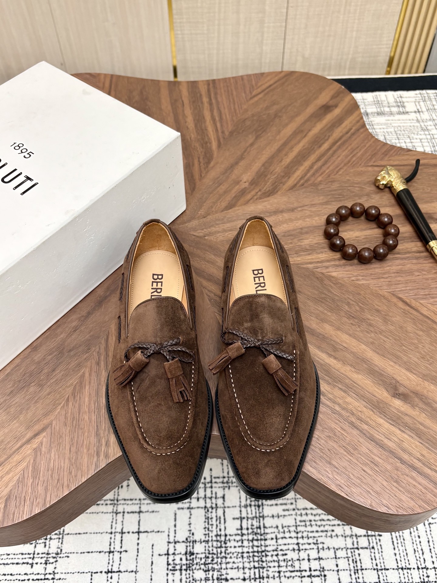 NO:885845,Berluti/Bruti high-end genuine leather outsole formal leather shoes, using imported cowhide leather uppers, soft and stylish, hand-made color change technology, low-key luxury temperament, comfortable and breathable version, calfskin leather feet, imported genuine leather outsole, showing extraordinary attitude, full set of counter original packaging size39-44 (45 customized),,cowhide,Leather soles19860909Berluti/布鲁提高端真皮大底正装皮鞋,采用进口牛皮鞋面 柔软有型,手工改色工艺,低调奢华气质,舒适透气版型,小牛皮真皮垫脚 进口真皮大底,彰显不凡态度 全套专柜原包装 size39-44（45定制）,,cowhide,Leather soles,Men's shoes