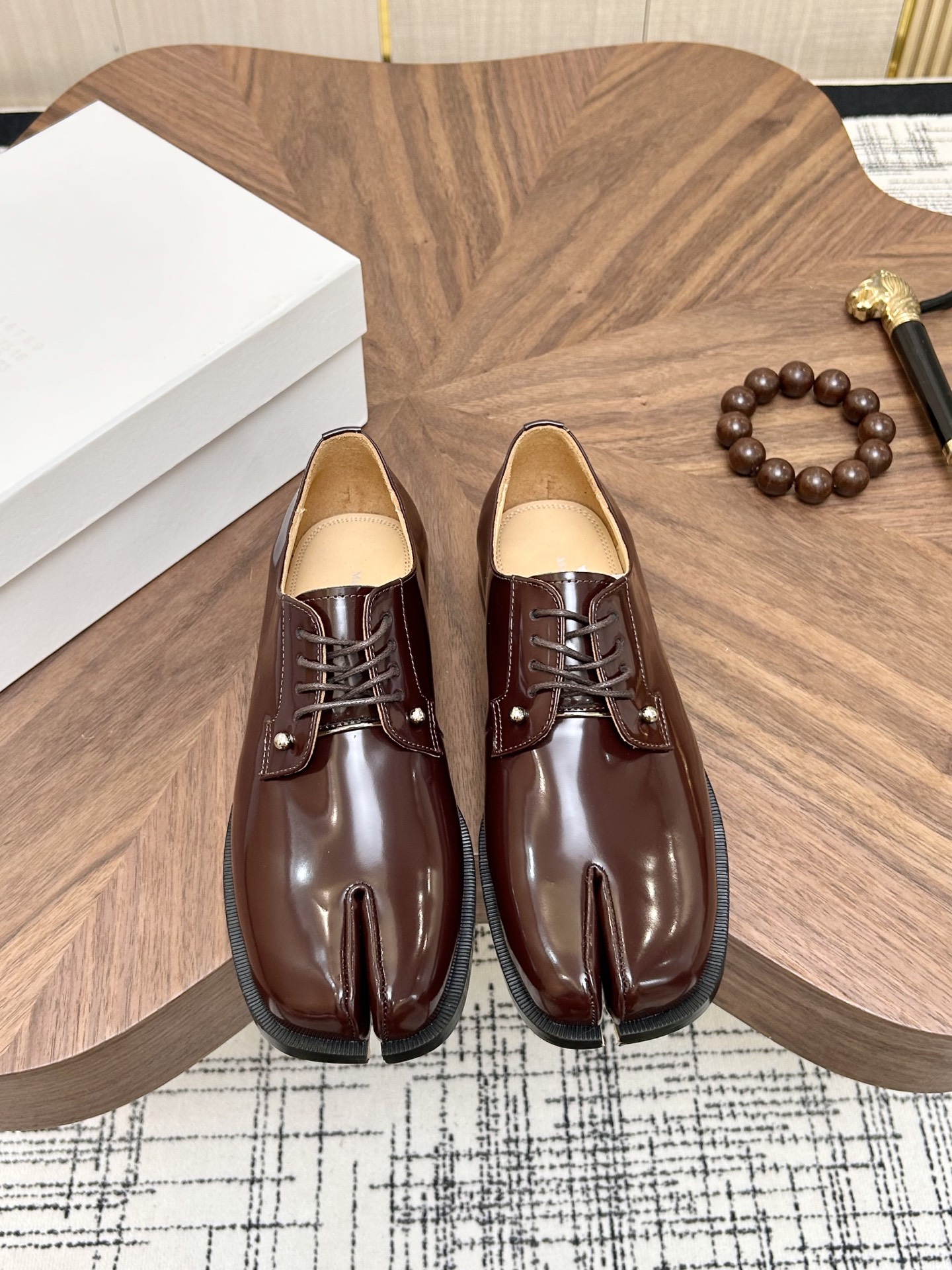 NO:886234,Maison Margiela MM6 lace-up Tabi split-toe loafers, Derby shoes for couples. The original version is comfortable, has good wrapping, and is full of personality. It is easy to match with various styles of clothes... Fabric: Customized beaded cowhide and matte cowhide Lining: Customized cowhide lining Foot: Customized cowhide lining Code number: 39-45 (38 45 46 customized) Packaging: Original full set of packaging Color: Official website updated simultaneously, masion  margiela,masion margiela,loafers,cowhide19860909Maison Margiela马吉拉MM6系带Tabi分趾乐福鞋德比鞋情侣款 原版打造舒适度,包裹性都比较好,个性十足,很好驾驭各种风格衣服搭配…… 面料:定制开边珠牛皮哑光牛皮 内里:定制牛皮里 垫脚:定制牛皮里 码数:39-45（38 45 46 订做） 包装:原版全套包装 颜色:官网同步更新,,masion margiela,masion margiela,loafers,cowhide,Men's shoes