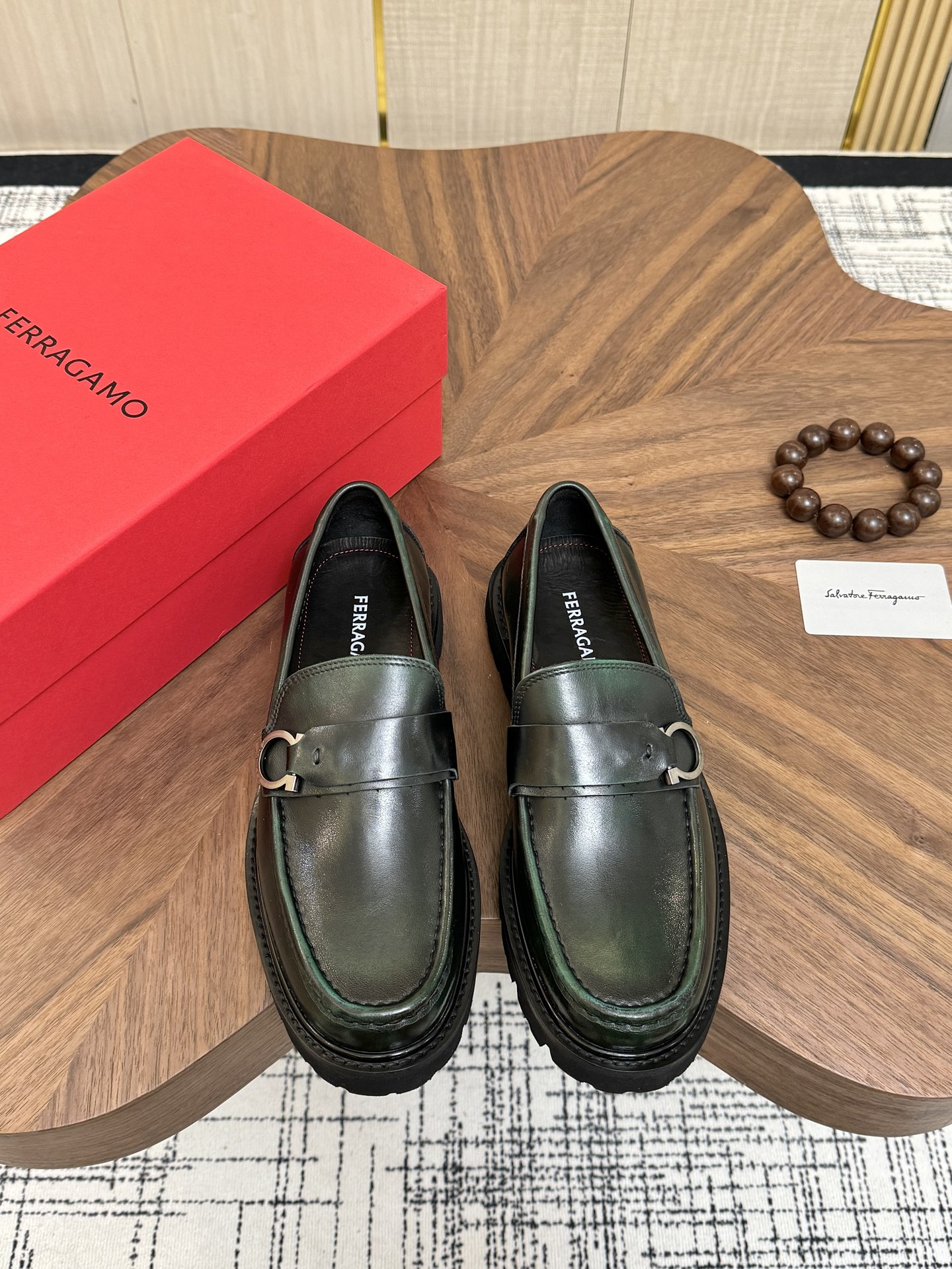 NO:886906,[SF] Made of selected high-quality rubbed cowhide, which is soft and delicate, with excellent gloss, showing an extraordinary luxurious texture. The appearance of the shoe body is both formal and casual, and the unique splicing design is used to inject a little design beauty into the whole. Classic small round toe, slip-on style, simple and convenient. 39–44 (38.45.46 fixed),,cowhide19860909【SF】精选上等擦色牛皮制作,柔软细腻,光泽度极佳,呈现出非一般的奢华质感.鞋身外观即正装又不乏休闲,运用别具一格的拼接设计为整体注入了些许的设计美感.经典小圆头,套脚款式,简单方便.39–44（38.45.46定),,cowhide,Men's shoes