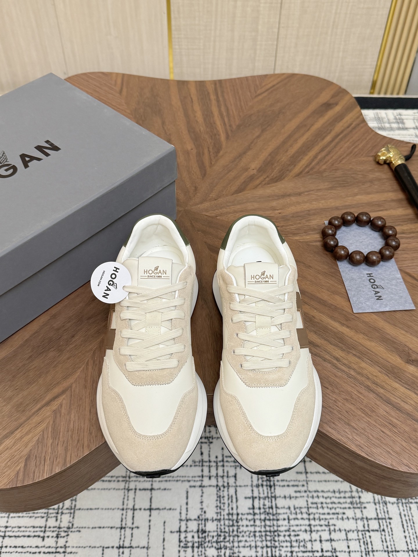 NO:888731,HOGAN·Hogan's classic new model must be reposted in the H-STRIPES series of couples' thick-soled dad shoes, blimp shoes and casual sports shoes. The top version is purchased from the original version for development and production. This H-STRIPES series of sports shoes adopts a contrasting color and high-elastic thick sole to increase the height, which makes the whole shoe full of new vitality.  Bottom thickness is about 4.5cm, size women's 35-44 (45-46 customized) non-returnable and non-exchangeable.,,hogan,sneakers,cowhide19860909HOGAN·霍根 经典新款转图必爆 H-STRIPES系列情侣款厚底老爹鞋飞艇鞋休闲运动鞋. 顶级版本原版购入开发做货 此款H-STRIPES系列运动鞋采用撞色高弹厚底增高设计,令整鞋焕发新意活力,穿梭型格畅想,抢占视线焦点,再掀现代感都市风潮. 面料原版定制进口牛皮材质 内里原版牛皮里 鞋底独家开模超轻高弹材质 底厚约4.5cm 码数女35-44（45-46定做）不退不换.,,hogan,sneakers,cowhide,Men's shoes