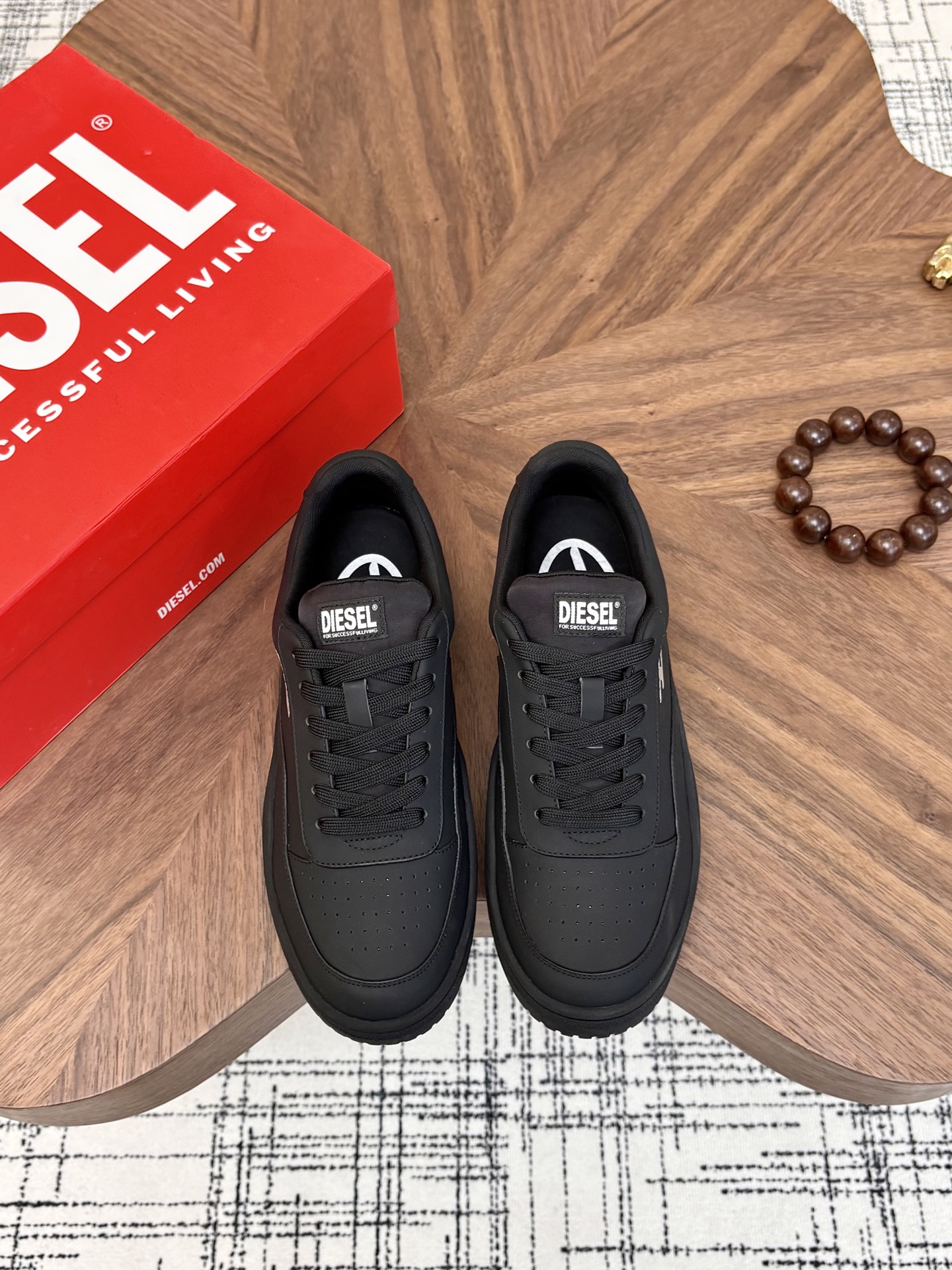 NO:897916,'Top version' DIESEL Niche ~ 2026 vs. Internet celebrity popular casual series... [Men's thick-soled casual shoes] Original purchase, development and production. DIESEL has a unique American retro style, with a solid leather shoe body and a versatile appearance with a retro atmosphere, paired with the brand's classic logo. It has been loved by many fashion celebrities. DIESEL is often worn in private wear, neat and stylish...  Fabric original custom cowhide/color matching process Original custom breathable mesh lining Original custom injection molding of feet Original open mold TPU molding outsole Original full set of packaging Code number 39-45 (46 customized, non-refundable) Color: Official website updated simultaneously,,cowhide19860909《顶级版本》DIESEL迪赛小众～2026vs春夏网红爆款休闲系列…【男款厚底休闲鞋】  原版购入开发 做货 DIESEL迪赛,富有独特美式复古风格,以扎实的皮革鞋身与复古氛围的百搭外型,配搭品牌经典的标志,获得许多时尚名人的喜爱,DIESEL迪赛,更经常于私下穿搭中穿戴鞋款,俐落有型… 面料原版定制牛皮/拼色工艺 内里原版定制透气网 垫脚原版定制注塑成型 大底原版开模TPU成型底 包装原版全套包装 码数39-45（46 定制不退换） 颜色:官网同步更新,,cowhide,Men's shoes