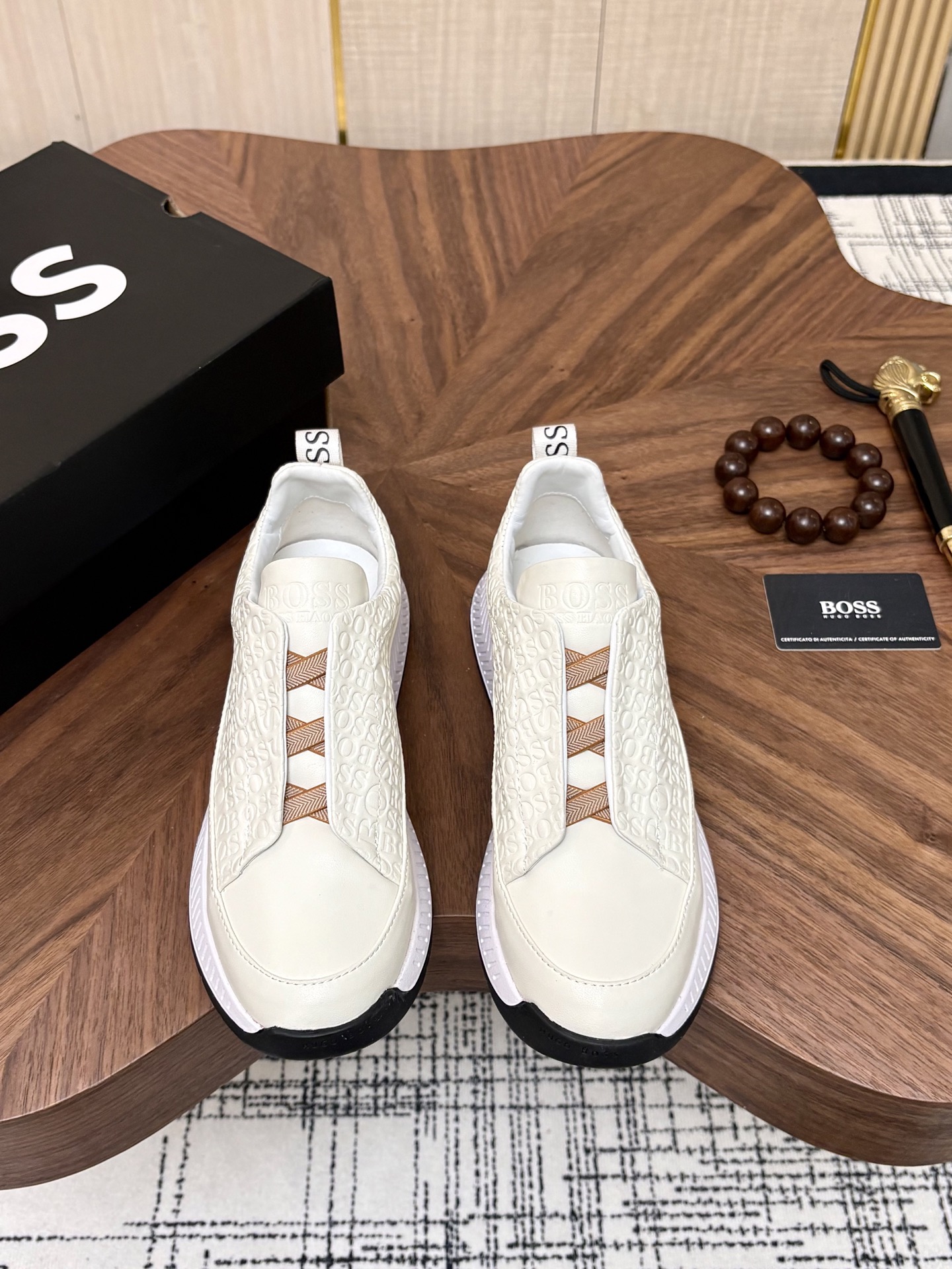 NO:898138,[BOSS] The original lace-up classic high-top model is the official flagship product with high quality and is made by famous original factory designers. It is made of imported fly-woven breathable fabric, comfortable and breathable mesh inner sheep pad, perfect last shape, generous and fashionable design, which has attracted many consumers. It is suitable for drivers to drive. What they want is the best quality in the market. There are 5 colors to choose from and the code number is 38-44 (45 is customized).19860909【BOSS】原版系带 经典高帮款本款是官方主打,质量,原厂名师制作,采用进口飞织透气面料舒适透气网布內里羊垫,完美楦型,大方时尚的设计,吸引了众多消费者的追捧,适合司机驾车行驶,要的就是市场最品质,颜色5色可选 码数38–44（45 定做）,,Men's shoes