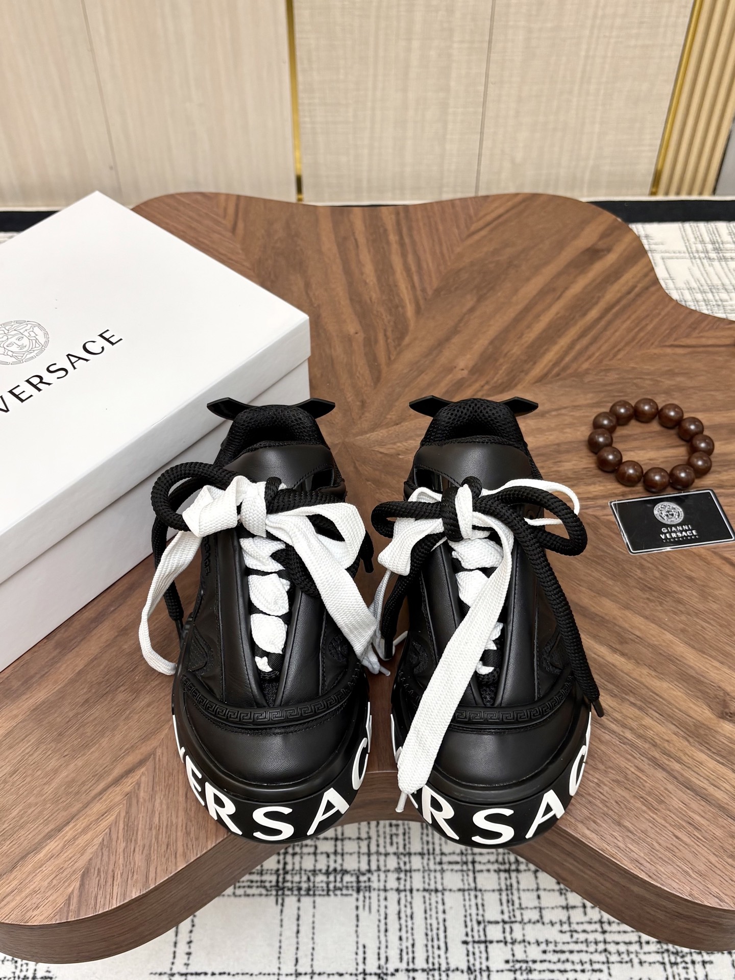 NO:898141,VERSACE——Versace 2026 new product series, Medusa trendy men's low-cut casual shoes!  Developed using this year’s most popular elements!  trend!  personality!  Imported first-layer cowhide and imported cow pads!  Original molded outsole!  Multiple colors to choose from!  39-44 (38 45 46 customized),,versace,versace,cowhide19860909VERSACE——范思哲 2026新品系列,美杜莎潮男低帮休闲鞋！采用今年最流行元素开发！潮流！个性！ 进口头层牛皮进口牛垫！原版开模大底！多色选！39-44（38 45 46定做）,,versace,versace,cowhide,Men's shoes