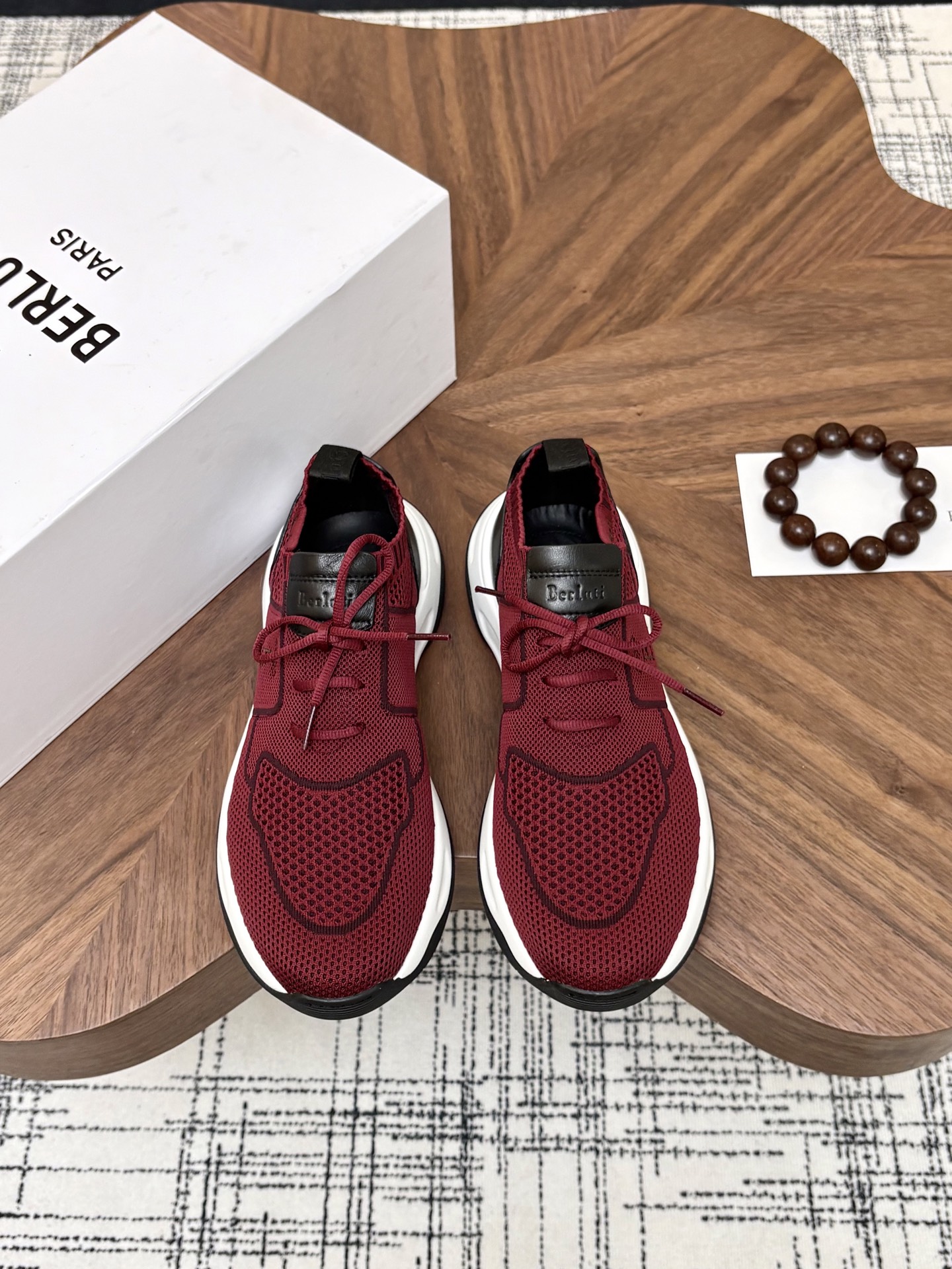 NO:898143,Berluti's new fly-knit leather men's sneakers. These sneakers use a honeycomb knitted upper texture and are wrapped in calf leather at the heel. They are effectively breathable, structurally stable, and extremely comfortable. You won't feel tired no matter how you wear them!  The fly-woven upper is wide and stylish, providing good support for the foot. It has an unlined design and the toe and heel are reinforced, which not only ensures breathability but also increases the durability of the shoe!  Paired with an embossed logo cowhide padded insole and a lightweight, flexible TPU contrasting color non-slip and wear-resistant sole, the upper is versatile and casual, comfortable and breathable!  Comes with full set of original packaging dust bag!  Code number 39-40-41-42-43-44 (384546 can be customized),,sneakers,cowhide19860909Berluti布鲁提新款飞织皮革男士运动鞋 这款运动鞋采用蜂窝状针织鞋面纹理,后跟小牛皮革包裹,有效透气、结构稳定,极致舒适,怎么穿都不会累！飞织鞋面挺阔有型,为足部提供良好的支撑,无内衬设计,鞋头及后跟做了加固,既保证了透气性,又增加了鞋子的耐用性！搭配压纹徽标牛皮衬垫内底,轻盈柔韧TPU撞色防滑耐磨鞋底,上脚百搭休闲,舒适透气！配全套原包装防尘袋！ 码数39-40-41-42-43-44（384546可定做）,,sneakers,cowhide,Men's shoes