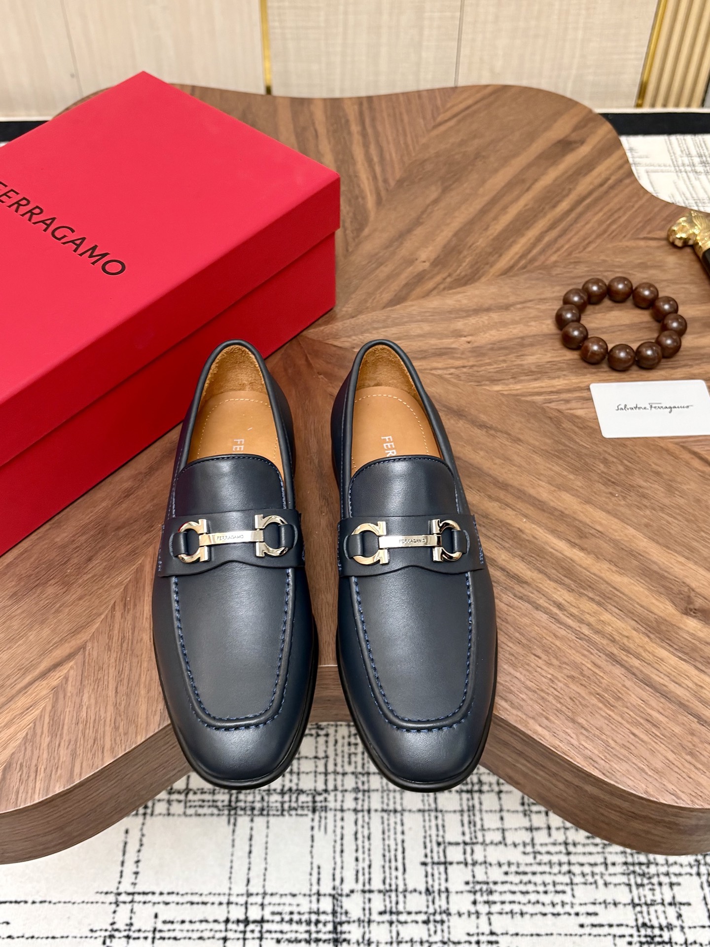 NO:898415,Top-quality Ferragamo men's formal leather shoes embody classic elegance. Elegant appearance with slender silhouette, made of imported cowhide, comfortable and light, slip-on style for easy putting on and taking off, dyed calfskin lining, ultra-light foam outsole, rear shoe strap, exquisite details!  Size38-44 (38, 45, 46 customized),,ferragamo,ferragamo,cowhide19860909顶级货Ferraga*菲拉格慕男士正装皮鞋,体现经典的优雅气质.高雅的外观搭配修长的版型,进口牛皮打造,舒适轻盈,套脚式穿脱方便,内里本染小牛皮,超轻发泡大底,后置提鞋环带,细节精致！ Size38-44（38、45 46订做）,,ferragamo,ferragamo,cowhide,Men's shoes