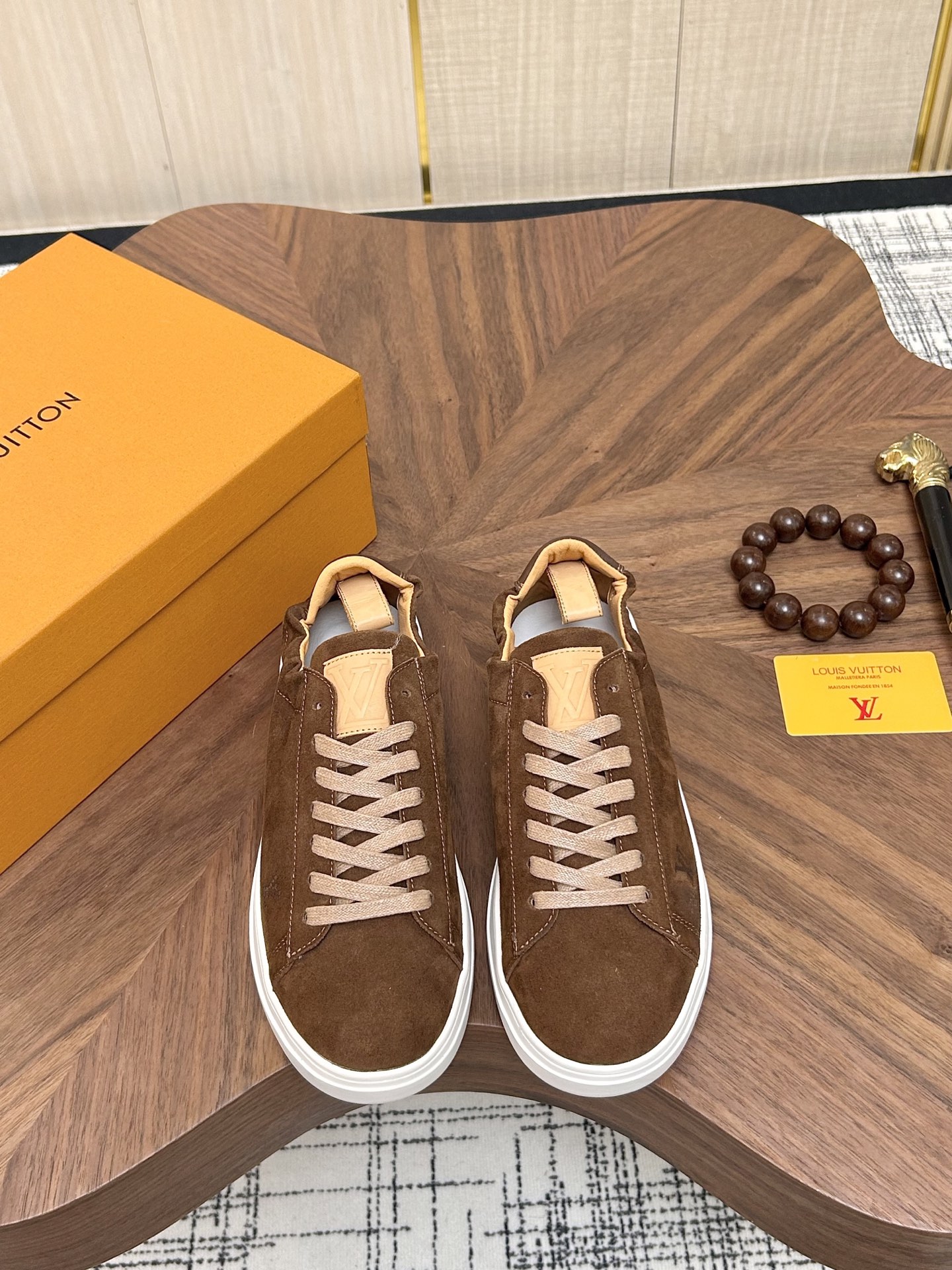 NO:931243,LV's Monogram embossed casual shoes use classic presbyopia embossing and high-quality cowhide embossing. The white rubber sole is simple and recognizable. The 'LV' word on the tongue is full of details. It is OK for daily wear or light exercise!  Comfortable and fashionable, it is the representative of LV shoe series, perfect for you who pursue quality and design!  size38-44(45 customized) 2 colors to choose from!  ,,louis vuitton,cowhide19860909LV这款Monogram压花休闲鞋,采用经典老花压纹,优质牛皮压纹.白色橡胶鞋底,简约又有辨识度.鞋舌“LV”字样,细节满分,日常穿搭或轻运动都很OK！舒适又时髦,是LV鞋系列的代表,超适合追求品质和设计感的你！size38-44(45定做) 2色任亲选择！,,louis vuitton,cowhide,Men's shoes