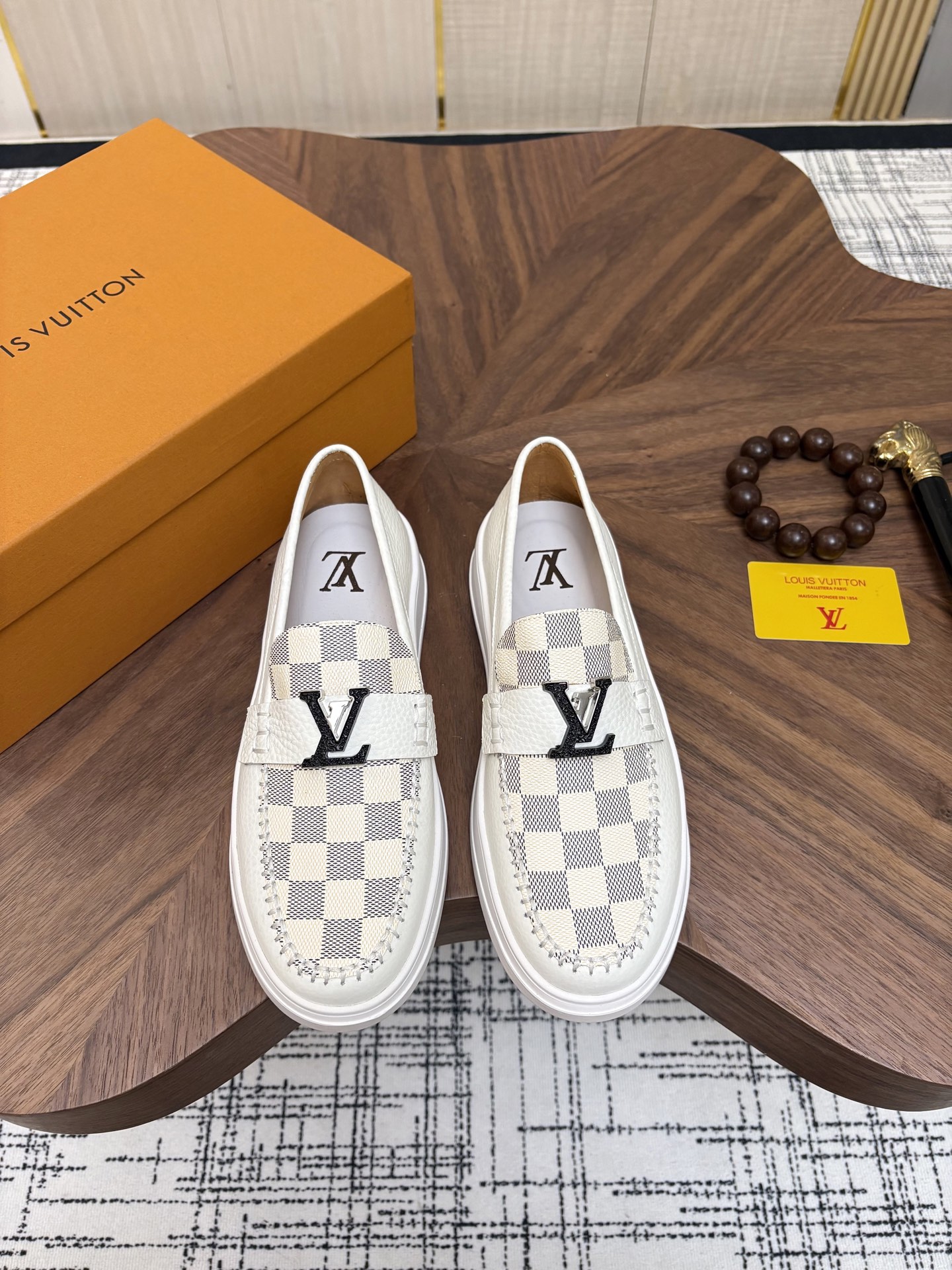 NO:953504,Brand LV Louis Vuitton Standard code 38-44 (45 customized) The same grade as the official website. Materials: original cow suede material splicing. Comfortable and breathable cowhide lining. Lightweight and wear-resistant foam outsole. Style categories: men's fashionable casual shoes, running sneakers, noble luxury brand elements, top luxury, color, actual picture color, louis vuitton, louis vuitton, sneakers, cowhide19860909品牌LV路易威登 标准码38-44（45订做） 等级官网同款 材料原厂牛反绒材料拼接品 舒适透气牛皮内里 轻便耐磨发泡大底 款式类别男士时尚休闲鞋 跑步 运动鞋 尊贵奢侈品大牌元素 顶级奢华 颜色实物图片色,,louis vuitton,louis vuitton,sneakers,cowhide,Men's shoes