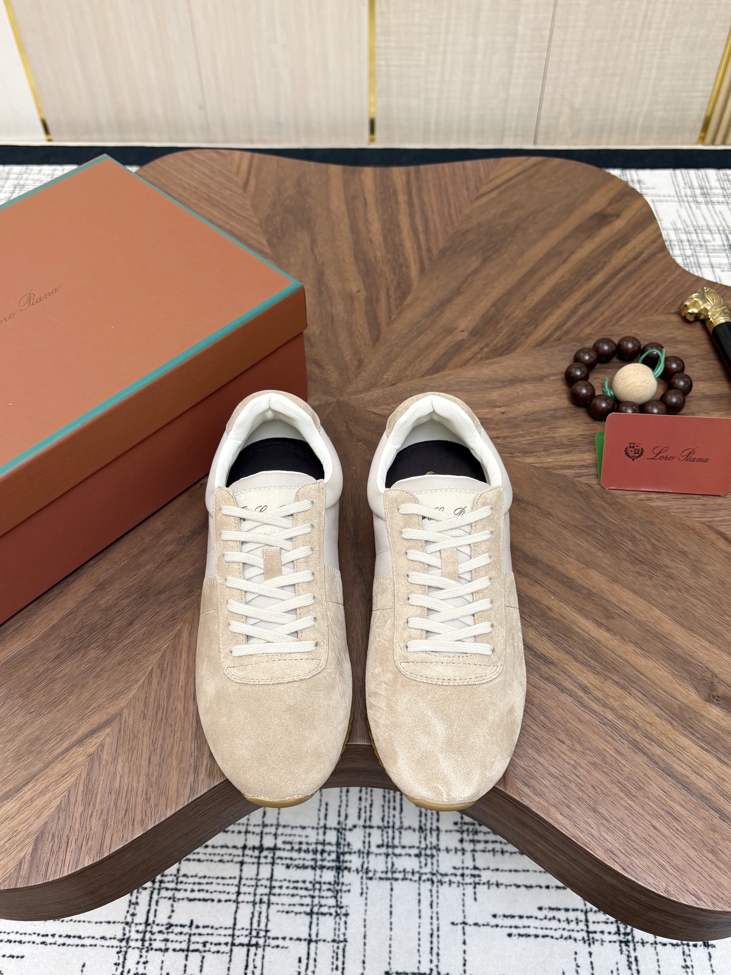 NO:953518,Loro Piana old money style moral training shoes | All-match shoes of the year Who knows!  This retro pair of LP is directly welded to the feet with a relaxed old-money feel. It is low-key and elegant and does not have to be chosen at all. It is suitable for commuting, traveling, and daily walking.  The upper is made of fine suede cowhide spliced with original custom-made fabrics. It has a soft, waxy and high-grade texture, and the delicate texture has a lazy atmosphere. The lining and insole are all made of water-dyed cowhide, which is highly breathable and keeps your feet dry and not stuffy even if you walk for a long time. It is very friendly to feet that like to sweat. The original raw rubber outsole has a solid texture, is non-slip and wear-resistant, and has a soft elastic feel that allows you to walk all day long without any pressure.  A total of six colors are available, including milk white, nude pink, military green, navy and other low-saturated colors. It is a daily match for boys, simple and elegant, low-key and unobtrusive, a perfect daily standard for rich people, and a must-have item for light luxury wear. #LoroPiana #LP德 training shoes #老钱风装 #gentle luxury #retro Fabric Suede cowhide splicing original fabrics Water-dyed cowhide lining (breathable and dry) Water-dyed cowhide for foot pads (breathable and not stuffy)  Original raw rubber sole (super non-slip and wear-resistant), size 38-46 (customized for 46), loro piana, loro piana, cowhide19860909Loro Piana老钱风德训鞋 ｜年度百搭神鞋 谁懂啊！LP这双复古直接把松弛老钱感焊在脚上,低调显贵完全不挑穿搭,通勤、出游、日常遛弯都适配度拉满. 鞋面采用细腻绒面牛皮拼接原版定制面料,质感软糯高级,细腻肌理自带慵懒氛围感.内里与鞋垫全是水染牛皮打造,透气性拉满,长时间走路也干爽不闷脚,对爱出汗的脚型超友好.原版生胶大底纹路扎实,防滑耐磨,软弹脚感暴走一整天都毫无压力. 一共六色可选,奶白、裸粉、军绿、藏青等低饱和色系,男生日常搭配、简约显贵,低调不张扬,妥妥有钱人日常标配,轻奢穿搭刚需单品. #LoroPiana #LP德训鞋 #老钱风穿搭 #男士轻奢 #复古 面料绒面牛皮拼接原版面料 内里水染牛皮（透气干爽） 垫脚水染牛皮（透气不闷脚） 鞋底原版生胶底（超级防滑耐磨） 码数38-46（46定做）,,loro piana,loro piana,cowhide,Men's shoes