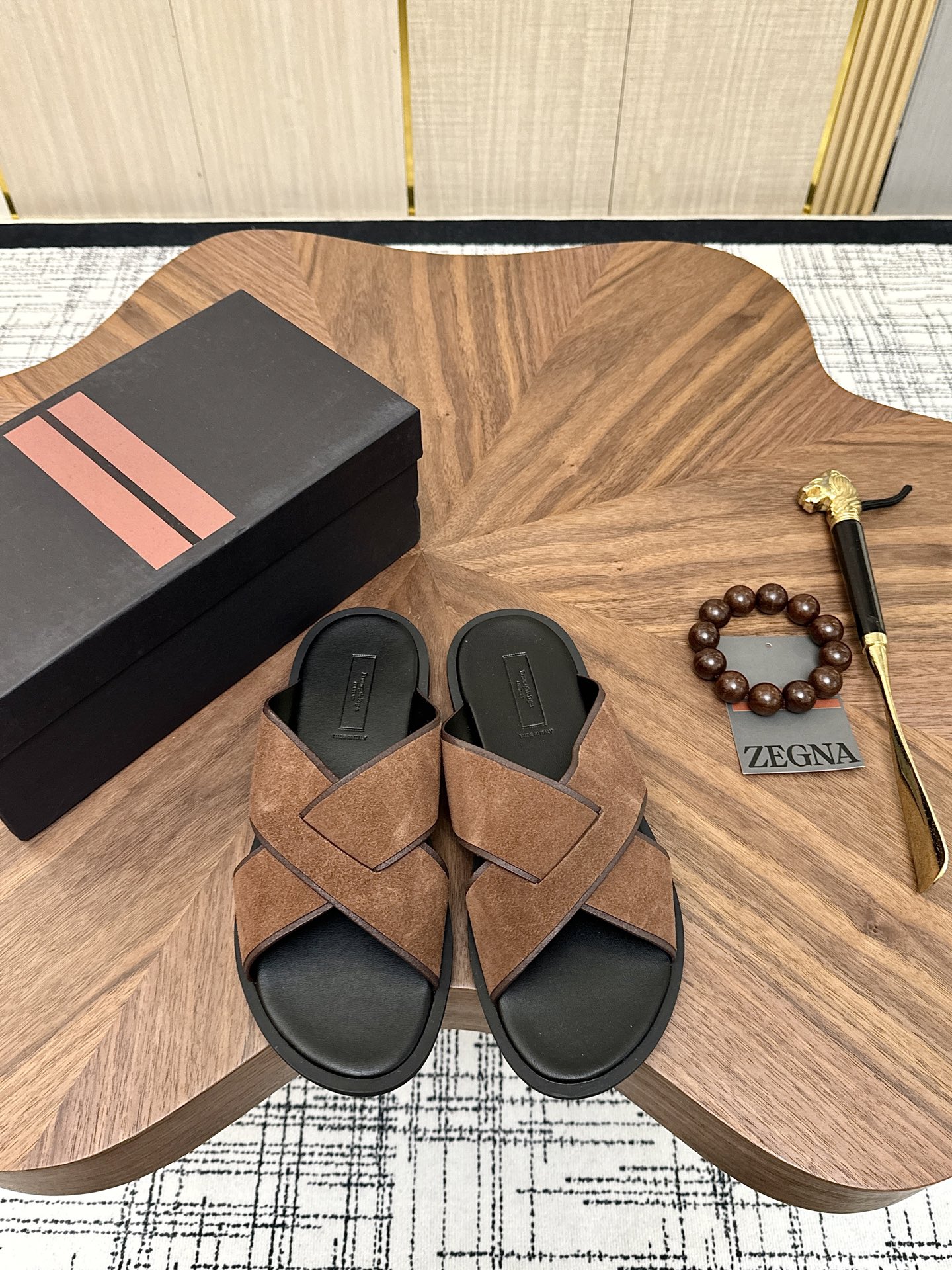 NO:955490,[Zegna] Zegna high-end quality slippers, the same model as Wu Lei star, official website 11, men's cross slippers, original leather upper, private molded rubber combination outsole, size 39-46, multiple colors available,,zegna, slippers19860909【Zegna】杰尼亚 高端品质拖鞋 吴磊明星同款 官网11,男士交叉 一字拖鞋,原版皮革鞋面,私模橡胶组合大底,码数39-46多色多款可选,,zegna,slippers,Men's shoes