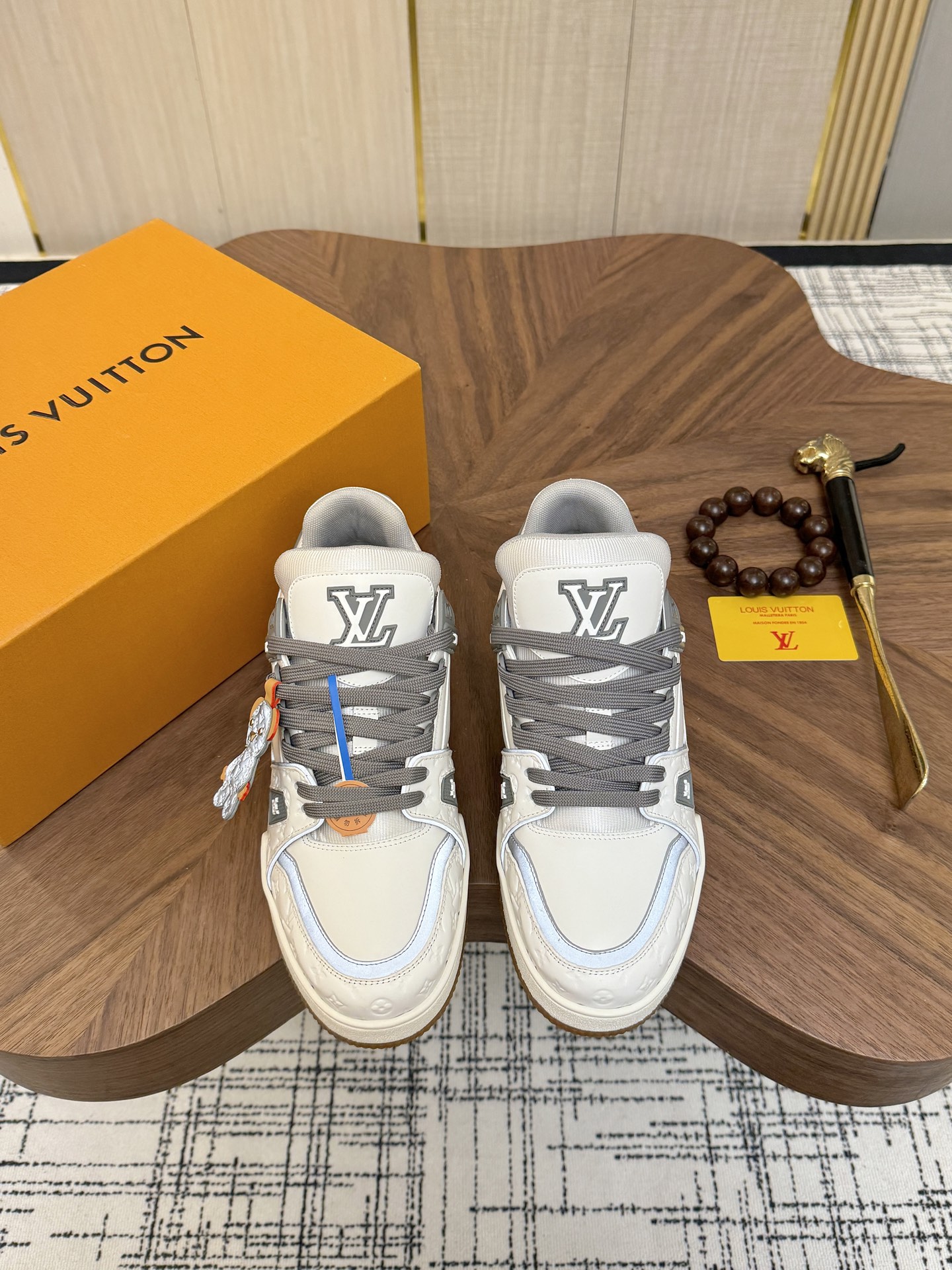 NO:955495,Guangshe high-end goods LOUISVUITTON Louis Vuitton LVTrainer original paper molding, three-dimensional and full shoe shape. Zero burrs, zero glue overflow, zero thread defects. Details are consistent with the original version to distinguish the market currency. Multi-layer lamination + computer sewing machine, consistent stitch density. Monogram relief + 3D high-frequency embossing. Multi-density foam midsole supports rebound and is comparable to the original rubber outsole with high glue content, deep texture, and double splicing with zero deviation.  ZP grade original packaging shoe box + dust bag + instruction manual, size 39-45, louis vuitton, louis vuitton, louis vuitton19860909广奢高端货LOUISVUITTON路易威登LVTrainer 原楦原纸版开模,鞋型立体饱满 零毛边、零溢胶、零线头瑕疵 细节与原版一致区分市面通货 多层叠片＋电脑针车,针距密度一致 Monogram浮雕＋3D高频压纹 多密度发泡中底支撑回弹媲美 原装橡胶大底含胶量高、纹路深、双拼接零偏差 ZP级原装包装款鞋盒＋防尘袋＋说明书 尺码39-45,,louis vuitton,louis vuitton,louis vuitton,Men's shoes