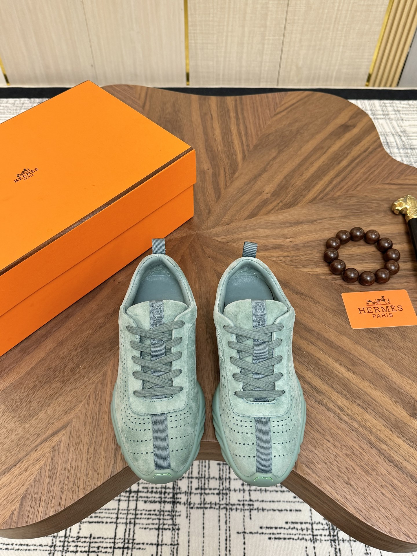 NO:955504,Couple style (Hermè* Hermès) official latest high-end sports and leisure shoes for couples, imported original fly-knit breathable cotton fabric, comfortable on the feet, full of three-dimensional sense, and a bright feeling on the feet. The feet feel soft and comfortable. TPU outsole and EVA shock-absorbing sheet in the midsole!  Size35-45 (Female 40, Male 38, Male 45, custom-made and non-refundable),,hermes,hermes19860909情侣款（Hermè*爱马仕）官方最新高端情侣运动休闲鞋,进口原版飞织透气棉面料,脚感舒适,立体感十足 有眼前一亮的感觉 脚感柔软舒适 TPU大底 中底有加EVA减震片！ Size35-45（女40 男38 男45定做不退换),,hermes,hermes,Men's shoes