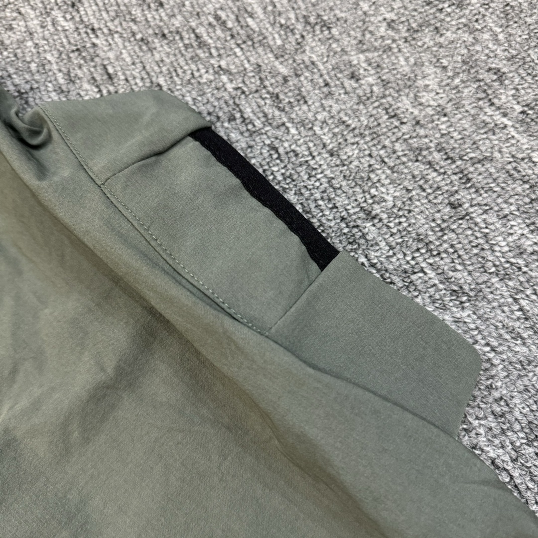 High-Quality Sports Jacket with Silicone Rubber Process and Professional Design - 图片 6