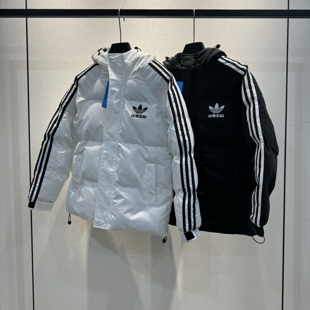 P230💰
ADIDAS 阿迪达斯 三叶草 经典印花logo小标 竖三道杠 情侣款羽绒棉服
👍🏻尼龙格子皱
❗品质天花板 整衣全是细节
#欢迎报版对比看货
🖤
非常厚实,原装拉链头,浑身上下都是细节,哪哪都是大牌的品质!!
遇到就别错过!毕竟,在冬天,羽绒棉服真的比男朋友保暖
工艺细节看这里!功能性细节必不可少!!
一切都是工艺说话,从五金,版型,到材质,它都都足以媲美任何大牌!!
🖤
大面积的外侧口袋设计和立体剪裁!
比之平时的简约款式多了很多个复杂的程序
这样一件衣服2.6斤左右基本每一件都超重
大家可以想而知品质蓬松度是多么的怉满!
底绒丰厚、细柔灵活耐磨,光泽非常好!!
▪️胸弟集美们收到可以上身体验舒适度! 质量和面料就算不懂的胸弟集美们也能感受出来咱家的质量顶不顶👍🏻
#⚠️强调:咱家衣服面料细节胸弟集美们可以回去拿别家同款随意对比!! 区别市面低版本Lj通货!! 那种薄的像纸的、还没穿就起球的、穿上一出汗就黏的、光还没照就薄的透的,别来沾边~
‼️我们不砸价不压价,用心供货只做高版本!!! 胸弟集美们一定要看清楚我家细节,我家图片均为店主本人实拍❤️收到后可以核对质量细节,避免被混发,就算不太懂的集美们,那咱们花小钱买一件穿几年和穿几天的区别我相信都是知道哒😂
『店主细节实拍的品控自观』所见即所得✅
◎Color:M L XL XXL
◎Size:黑色 / 白色
❍ #阿迪达斯
愿景:我们的运动激情让世界变得更和平;
态度:Impossible is Nothing.没有不可能;adidas is all in.全倾全力;
使命:成为领导世界的运动品牌;
品牌核心价值:诚实可信、负责守信、鼓舞人心;发展创新、诚挚坦率、富有经验。
大中华区原则:Lead(积极主动)、Tell the Truth(真实坦诚)、Be Accountable(承担责任)、 Simplify(简洁明了)、Work Together(齐心协力)、Have Fun(享受快乐)。