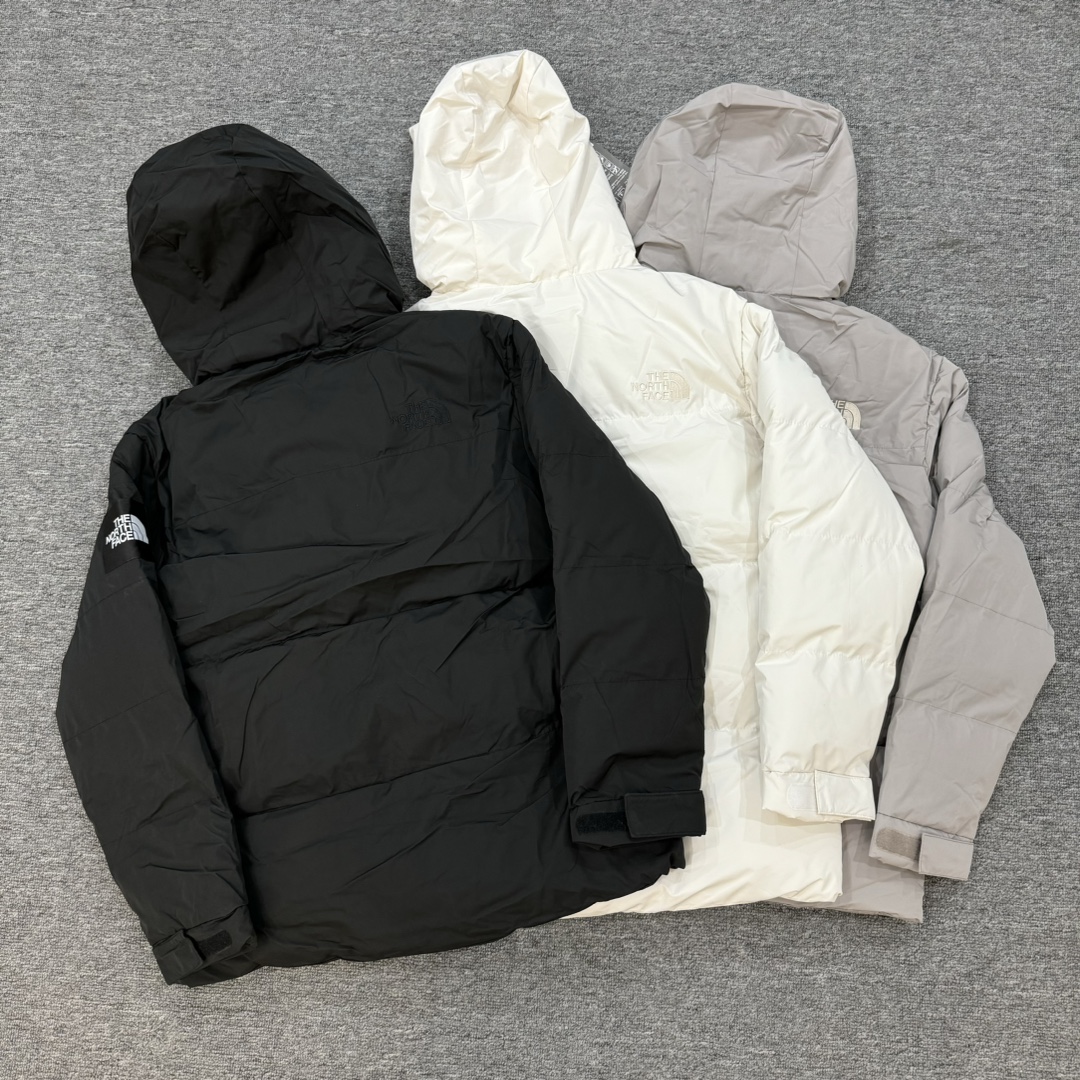 P280💰
THE NORTH FACE/北面 都市机能风 工装魔术贴 连帽羽绒棉服
@暗扣+拉链+魔术贴
🤩三重防风设计

#北面巅峰之作！高端于任何一款the north face羽绒服！

#实力推荐~最简单的基础款 最无年龄限制!!

#这也是户外的登山系列，爆炸厚实，一般是在户外极寒天气穿着，基本上可以抵御零下几十度的严寒了，工艺十分复杂，并非单纯一件羽绒棉服那么简单，全部都是出口日本的原装
作为今年秋冬第一款正式推荐的羽绒棉服，绝对够重磅！在冬天，北面羽绒棉服是必须人手一件的，经典且保暖！
高充绒棉填充，蓬松度和保暖性极佳，超厚实，而且内胆都是face专用，客供进口 穿上只有暖的感觉！

🖤
非常厚实，原装YKK拉链头，浑身上下都是细节，哪哪都是大牌的品质！！
遇到就别错过！毕竟，在冬天，羽绒棉服真的比男朋友保暖
工艺细节看这里！功能性细节必不可少！！
一切都是工艺说话，从五金，版型，到材质，它都都足以媲美任何大牌！！

🖤
大面积的内层口袋设计和立体剪裁！
比之平时的简约款式多了很多个复杂的程序
这样一件衣服2.6斤左右基本每一件都超重
大家可以想而知品质蓬松度是多么的怉满！
底绒丰厚、细柔灵活耐磨，光泽非常好！！

▪️胸弟集美们收到可以上身体验舒适度! 质量和面料就算不懂的胸弟集美们也能感受出来咱家的质量顶不顶👍🏻

#⚠️强调：咱家衣服面料细节胸弟集美们可以回去拿别家同款随意对比!! 区别市面低版本Lj通货!! 那种薄的像纸的、还没穿就起球的、穿上一出汗就黏的、光还没照就薄的透的，别来沾边~
‼️我们不砸价不压价，用心供货只做高版本!!! 胸弟集美们一定要看清楚我家细节，我家图片均为店主本人实拍❤️收到后可以核对质量细节，避免被混发，就算不太懂的集美们，那咱们花小钱买一件穿几年和穿几天的区别我相信都是知道哒😂

『店主细节实拍的品控自观』所见即所得✅

◎Color：M L XL XXL

◎Size：黑色 / 白色 / 银灰色

❍ #The North Face致力向众多登山运动员、滑雪运动员、耐力跑运动员和探险人员提供市场上技术最先进的产品，与运动员一起成就专业。作为当今全球户外运动领导品牌，The North Face®乐斯菲斯以经过运动员测试探索、适应各类户外需求的产品帮助世人探索、挑战人类潜能的极限；与此同时，品牌始终致力于保护户外环境，通过各类可持续发展项目将人类对自然环境所产生的影响降到最低。