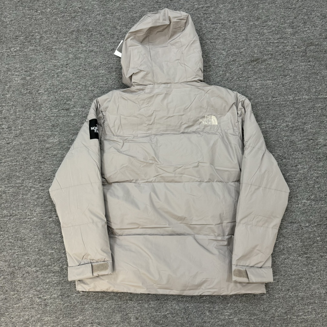 P280💰
THE NORTH FACE/北面 都市机能风 工装魔术贴 连帽羽绒棉服
@暗扣+拉链+魔术贴
🤩三重防风设计

#北面巅峰之作！高端于任何一款the north face羽绒服！

#实力推荐~最简单的基础款 最无年龄限制!!

#这也是户外的登山系列，爆炸厚实，一般是在户外极寒天气穿着，基本上可以抵御零下几十度的严寒了，工艺十分复杂，并非单纯一件羽绒棉服那么简单，全部都是出口日本的原装
作为今年秋冬第一款正式推荐的羽绒棉服，绝对够重磅！在冬天，北面羽绒棉服是必须人手一件的，经典且保暖！
高充绒棉填充，蓬松度和保暖性极佳，超厚实，而且内胆都是face专用，客供进口 穿上只有暖的感觉！

🖤
非常厚实，原装YKK拉链头，浑身上下都是细节，哪哪都是大牌的品质！！
遇到就别错过！毕竟，在冬天，羽绒棉服真的比男朋友保暖
工艺细节看这里！功能性细节必不可少！！
一切都是工艺说话，从五金，版型，到材质，它都都足以媲美任何大牌！！

🖤
大面积的内层口袋设计和立体剪裁！
比之平时的简约款式多了很多个复杂的程序
这样一件衣服2.6斤左右基本每一件都超重
大家可以想而知品质蓬松度是多么的怉满！
底绒丰厚、细柔灵活耐磨，光泽非常好！！

▪️胸弟集美们收到可以上身体验舒适度! 质量和面料就算不懂的胸弟集美们也能感受出来咱家的质量顶不顶👍🏻

#⚠️强调：咱家衣服面料细节胸弟集美们可以回去拿别家同款随意对比!! 区别市面低版本Lj通货!! 那种薄的像纸的、还没穿就起球的、穿上一出汗就黏的、光还没照就薄的透的，别来沾边~
‼️我们不砸价不压价，用心供货只做高版本!!! 胸弟集美们一定要看清楚我家细节，我家图片均为店主本人实拍❤️收到后可以核对质量细节，避免被混发，就算不太懂的集美们，那咱们花小钱买一件穿几年和穿几天的区别我相信都是知道哒😂

『店主细节实拍的品控自观』所见即所得✅

◎Color：M L XL XXL

◎Size：黑色 / 白色 / 银灰色

❍ #The North Face致力向众多登山运动员、滑雪运动员、耐力跑运动员和探险人员提供市场上技术最先进的产品，与运动员一起成就专业。作为当今全球户外运动领导品牌，The North Face®乐斯菲斯以经过运动员测试探索、适应各类户外需求的产品帮助世人探索、挑战人类潜能的极限；与此同时，品牌始终致力于保护户外环境，通过各类可持续发展项目将人类对自然环境所产生的影响降到最低。