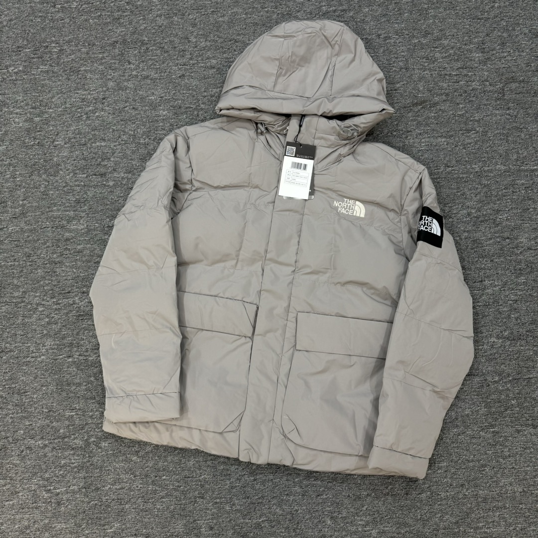 P280💰
THE NORTH FACE/北面 都市机能风 工装魔术贴 连帽羽绒棉服
@暗扣+拉链+魔术贴
🤩三重防风设计

#北面巅峰之作！高端于任何一款the north face羽绒服！

#实力推荐~最简单的基础款 最无年龄限制!!

#这也是户外的登山系列，爆炸厚实，一般是在户外极寒天气穿着，基本上可以抵御零下几十度的严寒了，工艺十分复杂，并非单纯一件羽绒棉服那么简单，全部都是出口日本的原装
作为今年秋冬第一款正式推荐的羽绒棉服，绝对够重磅！在冬天，北面羽绒棉服是必须人手一件的，经典且保暖！
高充绒棉填充，蓬松度和保暖性极佳，超厚实，而且内胆都是face专用，客供进口 穿上只有暖的感觉！

🖤
非常厚实，原装YKK拉链头，浑身上下都是细节，哪哪都是大牌的品质！！
遇到就别错过！毕竟，在冬天，羽绒棉服真的比男朋友保暖
工艺细节看这里！功能性细节必不可少！！
一切都是工艺说话，从五金，版型，到材质，它都都足以媲美任何大牌！！

🖤
大面积的内层口袋设计和立体剪裁！
比之平时的简约款式多了很多个复杂的程序
这样一件衣服2.6斤左右基本每一件都超重
大家可以想而知品质蓬松度是多么的怉满！
底绒丰厚、细柔灵活耐磨，光泽非常好！！

▪️胸弟集美们收到可以上身体验舒适度! 质量和面料就算不懂的胸弟集美们也能感受出来咱家的质量顶不顶👍🏻

#⚠️强调：咱家衣服面料细节胸弟集美们可以回去拿别家同款随意对比!! 区别市面低版本Lj通货!! 那种薄的像纸的、还没穿就起球的、穿上一出汗就黏的、光还没照就薄的透的，别来沾边~
‼️我们不砸价不压价，用心供货只做高版本!!! 胸弟集美们一定要看清楚我家细节，我家图片均为店主本人实拍❤️收到后可以核对质量细节，避免被混发，就算不太懂的集美们，那咱们花小钱买一件穿几年和穿几天的区别我相信都是知道哒😂

『店主细节实拍的品控自观』所见即所得✅

◎Color：M L XL XXL

◎Size：黑色 / 白色 / 银灰色

❍ #The North Face致力向众多登山运动员、滑雪运动员、耐力跑运动员和探险人员提供市场上技术最先进的产品，与运动员一起成就专业。作为当今全球户外运动领导品牌，The North Face®乐斯菲斯以经过运动员测试探索、适应各类户外需求的产品帮助世人探索、挑战人类潜能的极限；与此同时，品牌始终致力于保护户外环境，通过各类可持续发展项目将人类对自然环境所产生的影响降到最低。